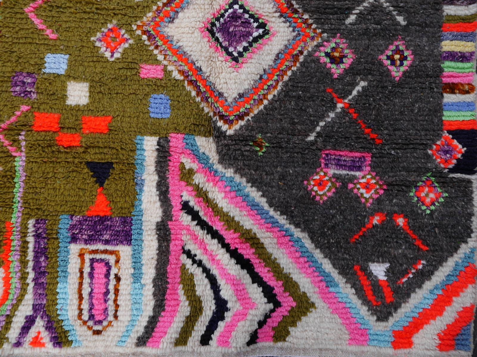 Moroccan Berber Rug Diamond Design Wool Gray, White, Pink from North Africa In New Condition For Sale In Lohr, Bavaria, DE
