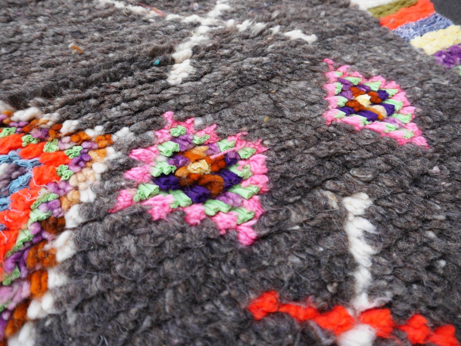Marokkanischer Berberteppich im Diamant-Design aus Wolle in Grau, Weiß und Rosa aus Nordafrika im Angebot 3