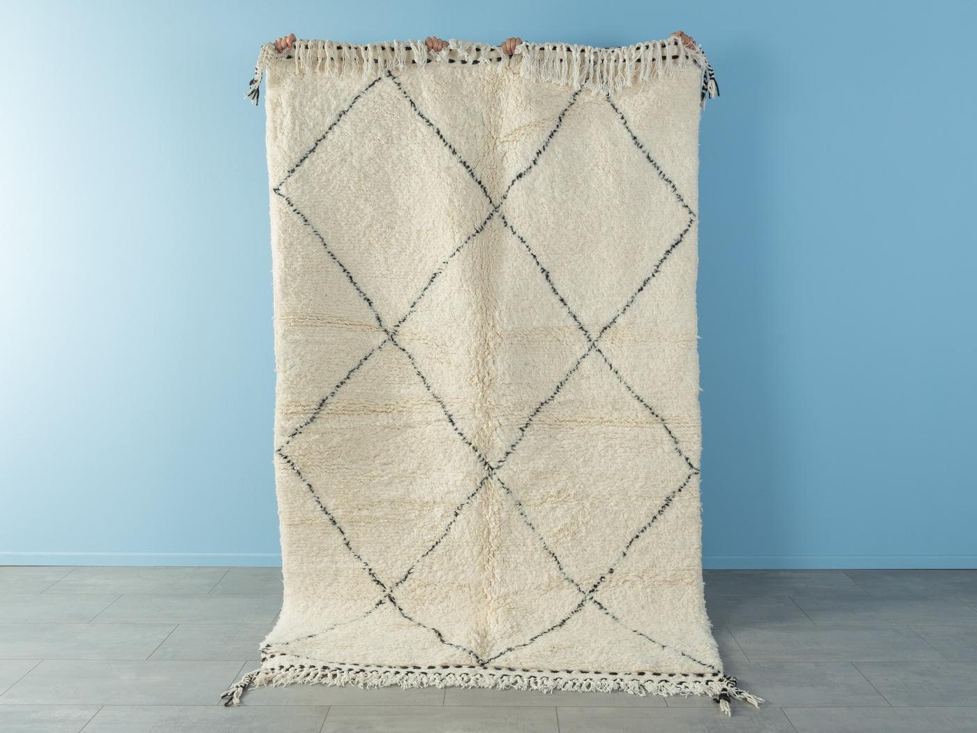 Midi Beni III ist ein moderner Teppich aus 100% Wolle - dick und weich, angenehm zu tragen. Unsere Berberteppiche werden von Amazigh-Frauen im Atlasgebirge handgewebt und handgeknüpft. Diese Gemeinschaften stellen schon seit Tausenden von Jahren