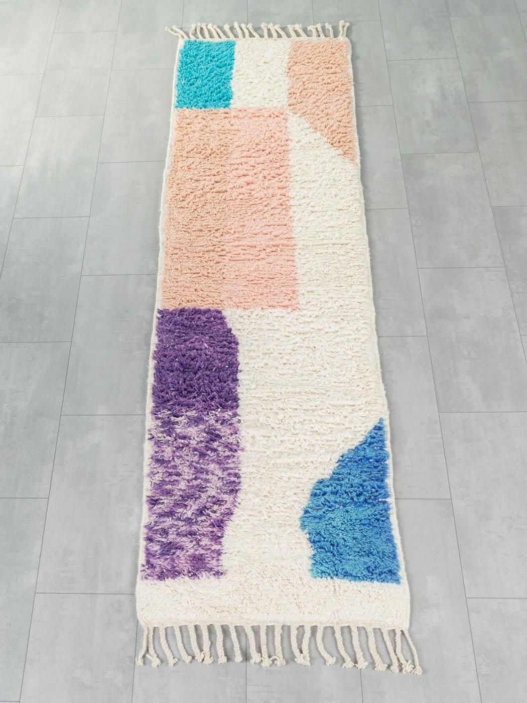 Abstract Runner ist ein moderner Teppich aus 100% Wolle - dick und weich, angenehm zu tragen. Unsere Berberteppiche werden von Amazigh-Frauen im Atlasgebirge handgewebt und handgeknüpft. Diese Gemeinschaften stellen schon seit Tausenden von Jahren