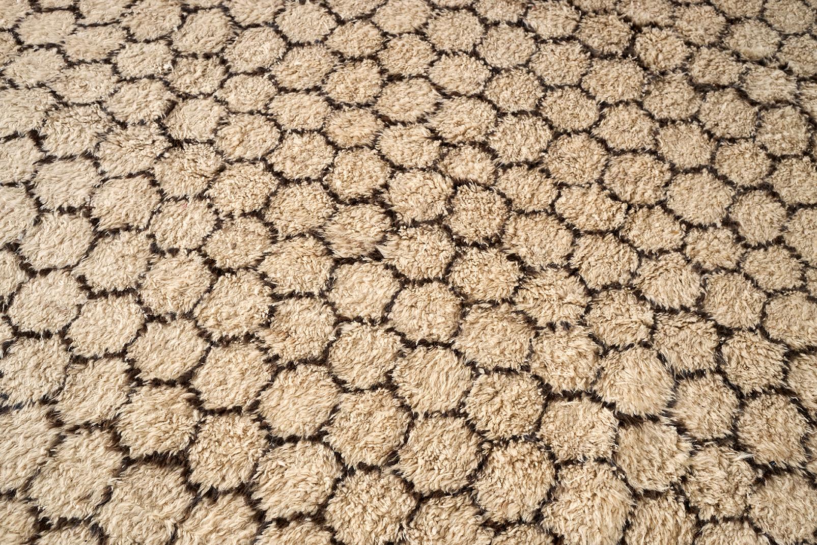 Moroccan Berber Rug in Honeycomb Pattern In Good Condition For Sale In Dallas, TX