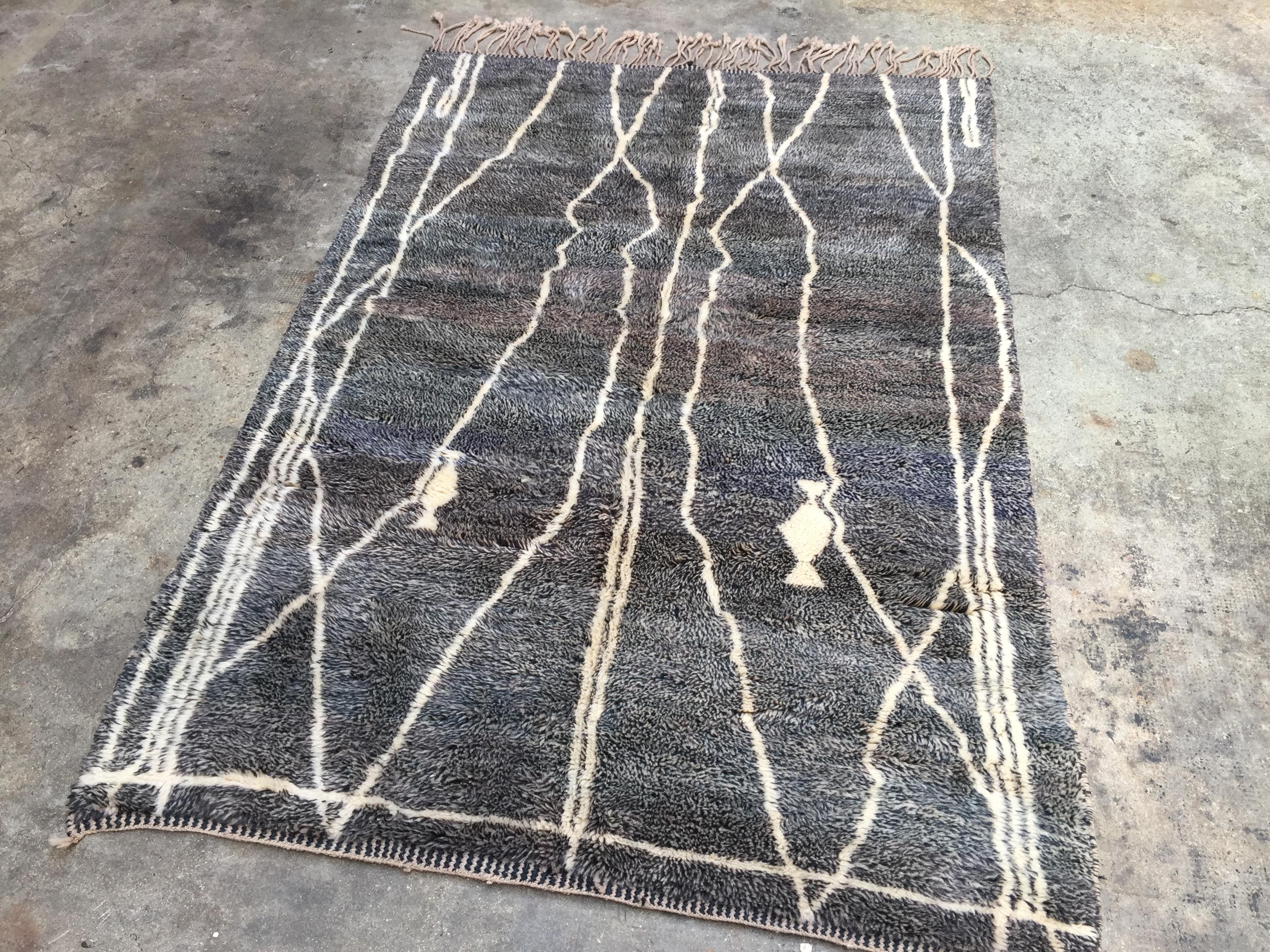 Tribal Moroccan Berber Rug, Middle Atlas Carpet, Grey Beige & Blue Wool, Contemporary For Sale