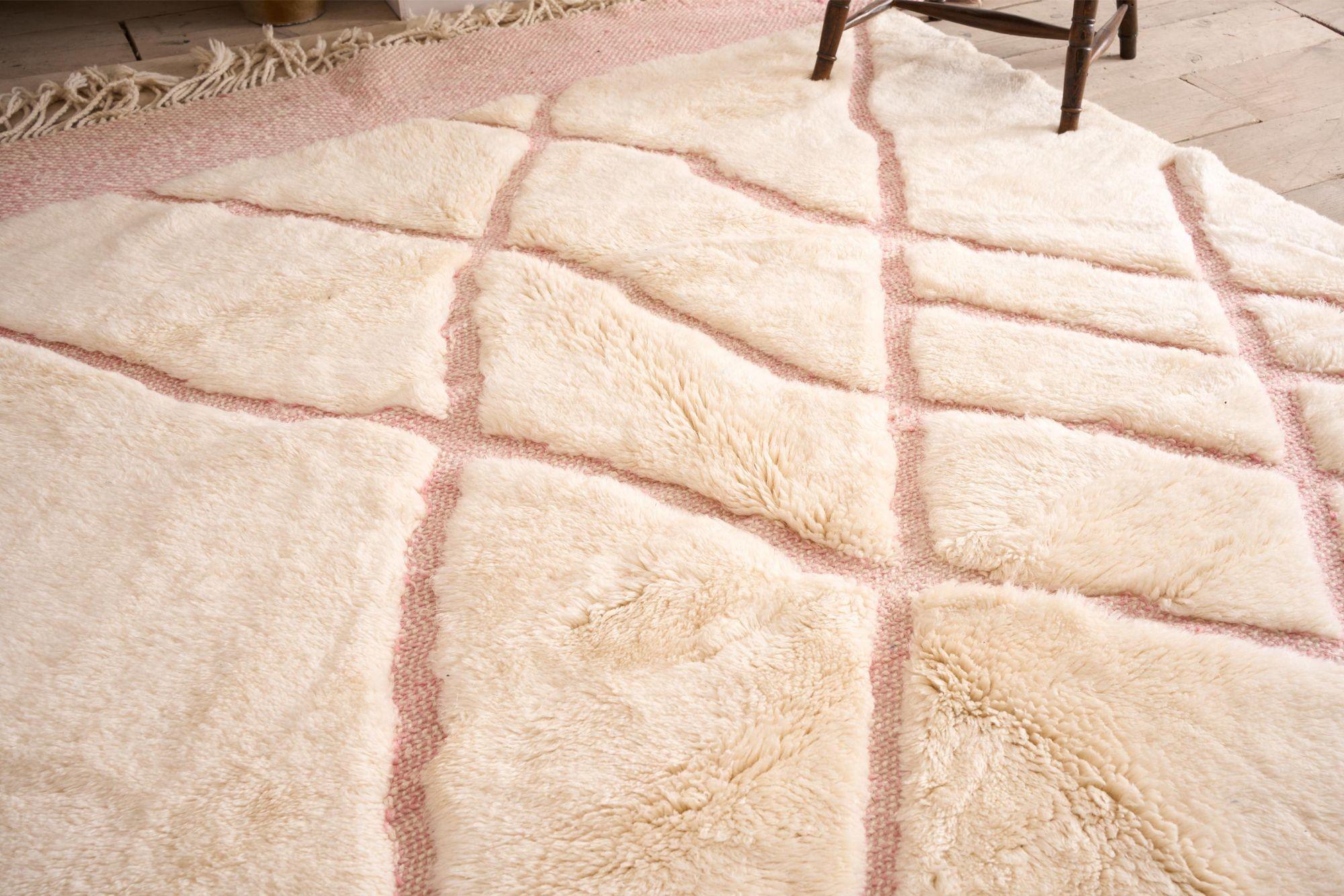 Contemporary Moroccan Berber rug - Pink and white #1