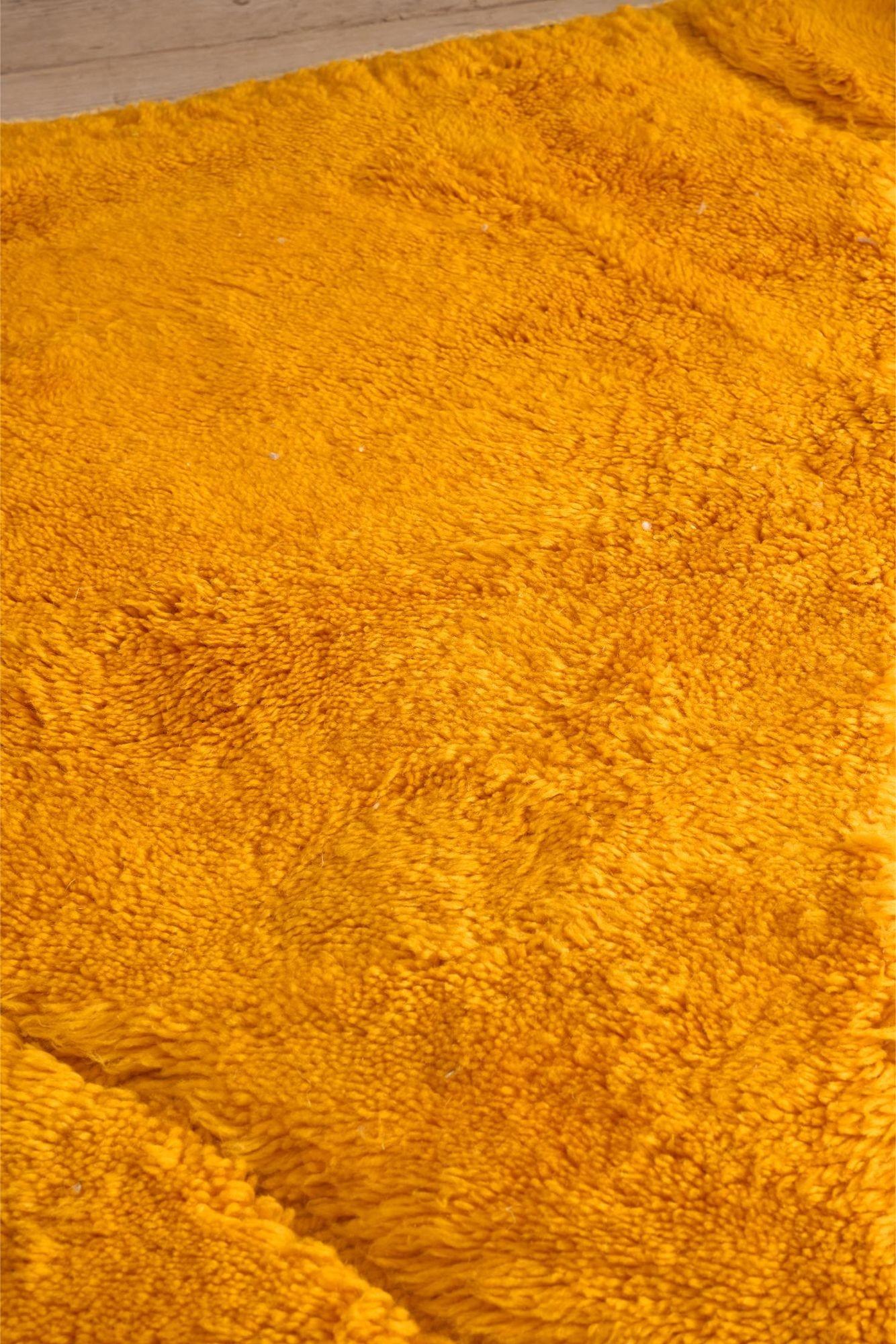 Tapis berbère marocain jaune #2 en vente 1