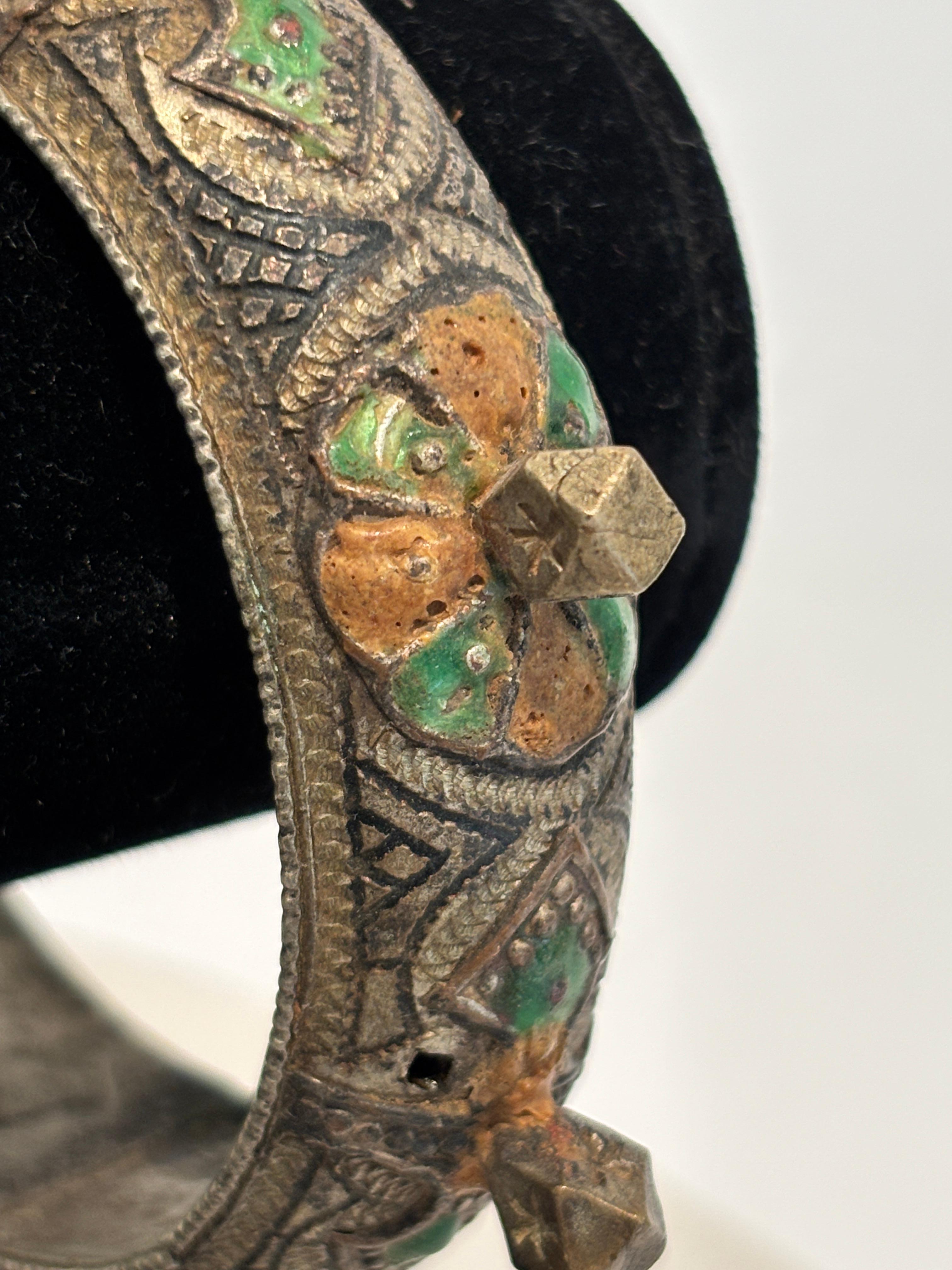 Bracelet berbère marocain en argent avec émail vert et orange en vente 6