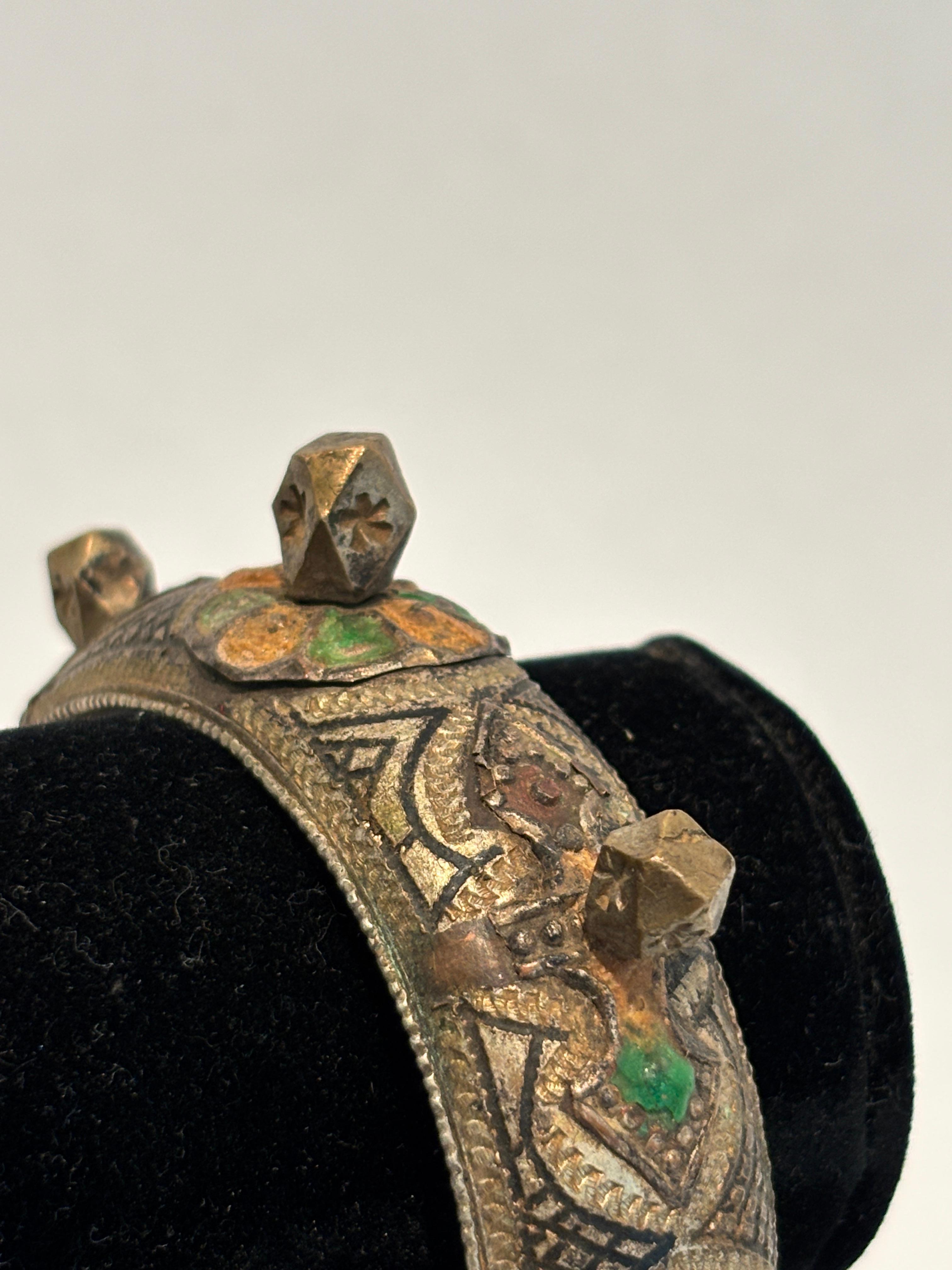 Bracelet berbère marocain en argent avec émail vert et orange en vente 9