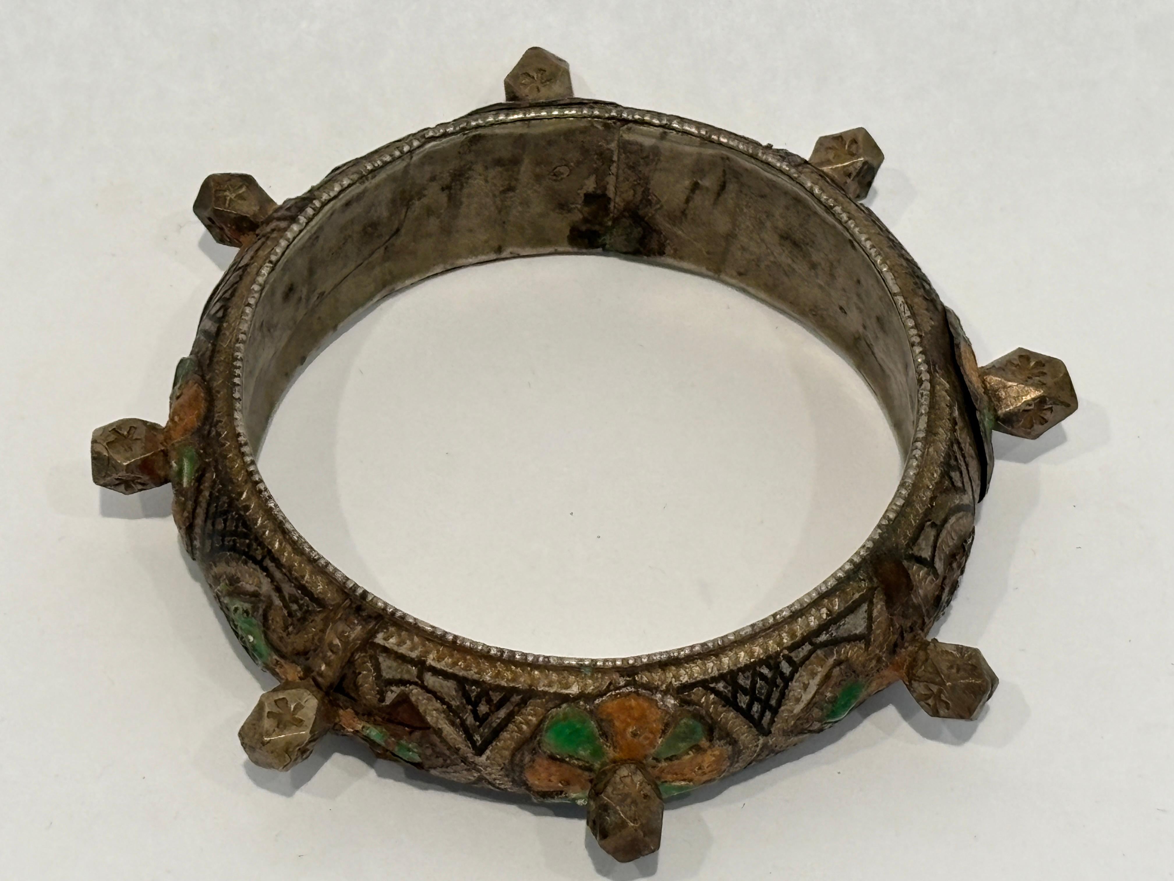 Bracelet berbère marocain en argent avec émail vert et orange en vente 10