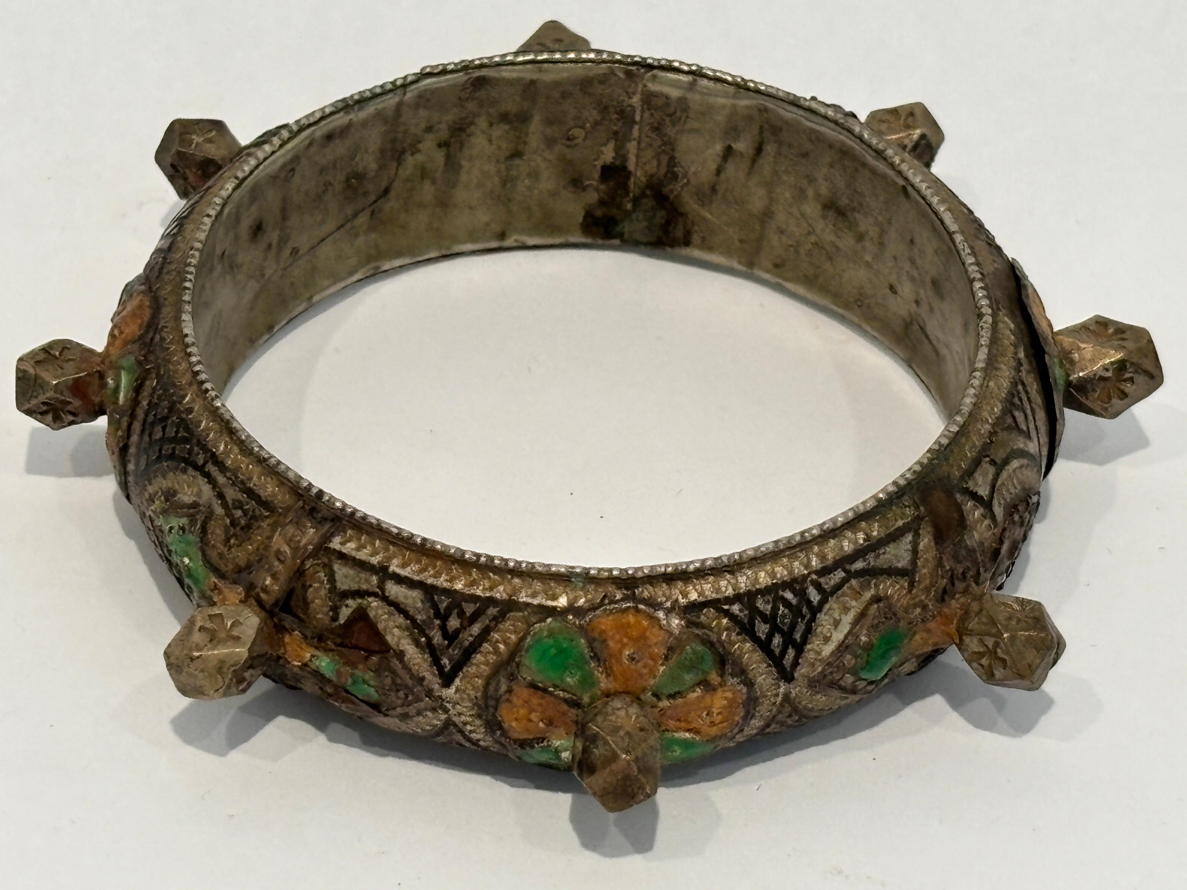 Bracelet berbère marocain en argent avec émail vert et orange en vente 11