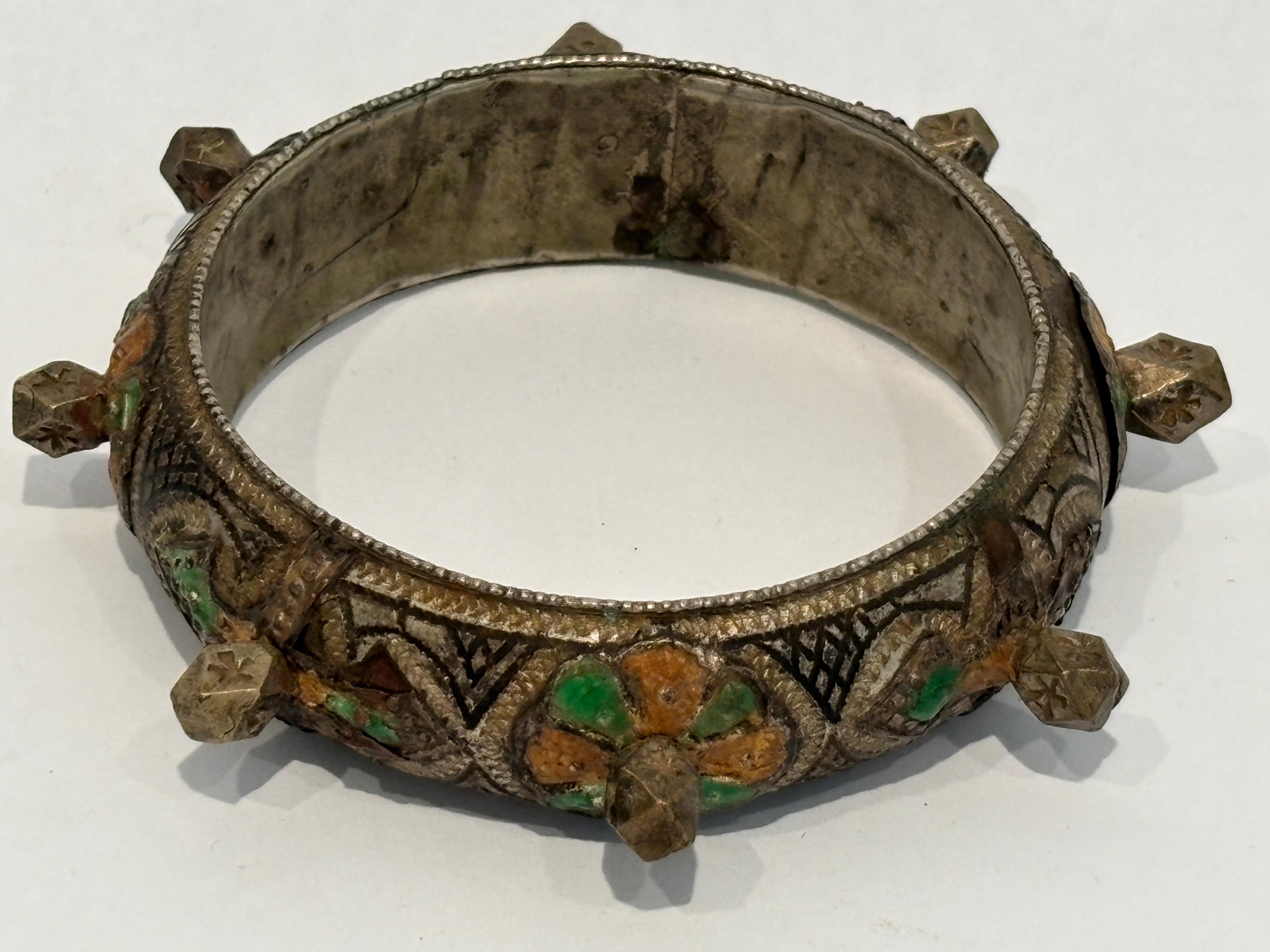 Bracelet berbère marocain en argent avec émail vert et orange en vente 12