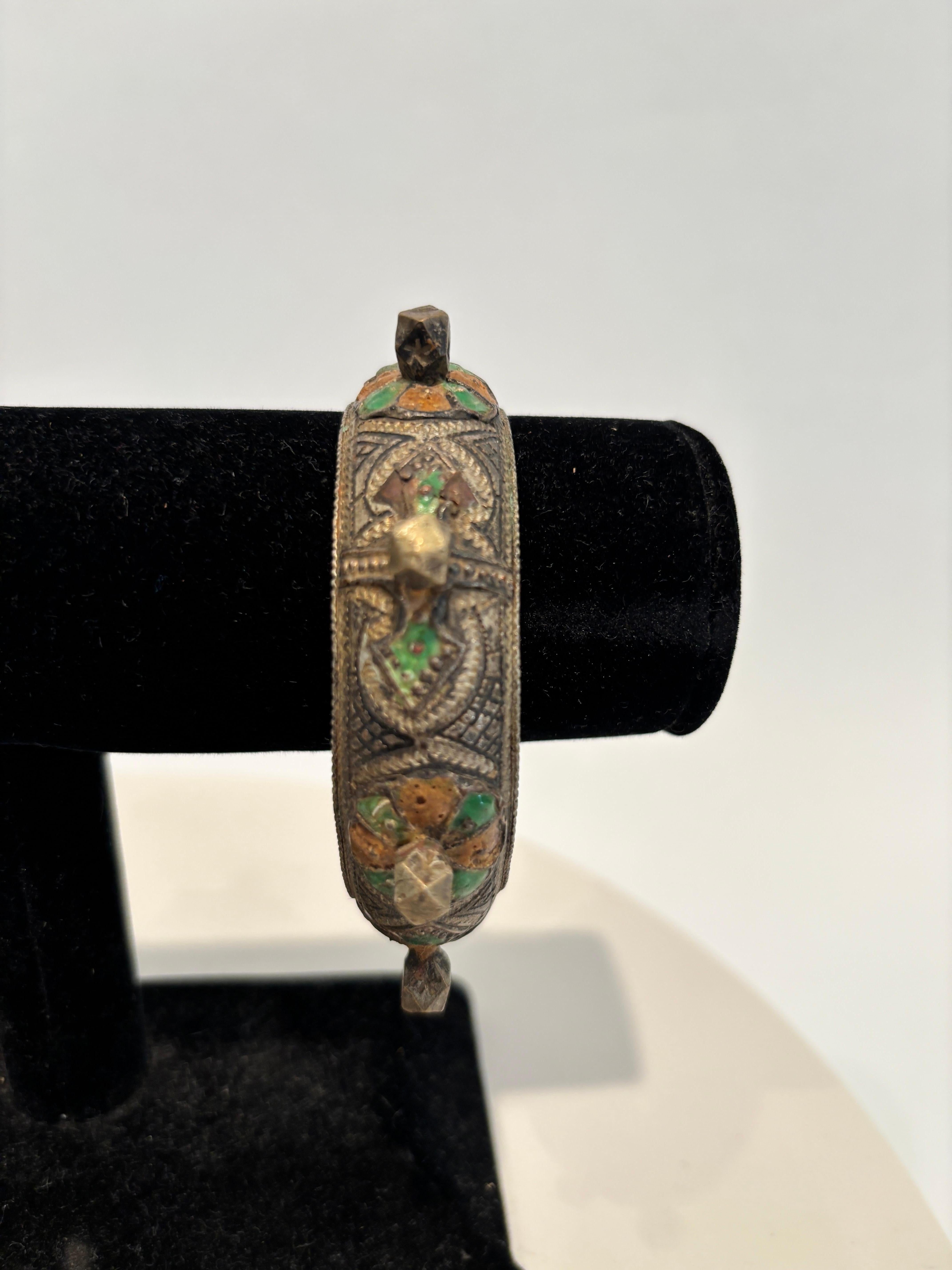 Bracelet berbère marocain en argent avec émail vert et orange.
Bracelet ethnique fabriqué à la main dans les années 1920 par des femmes berbères du Maroc.
Les femmes portent ce type de bracelet et de bijoux en argent lors de cérémonies spéciales et