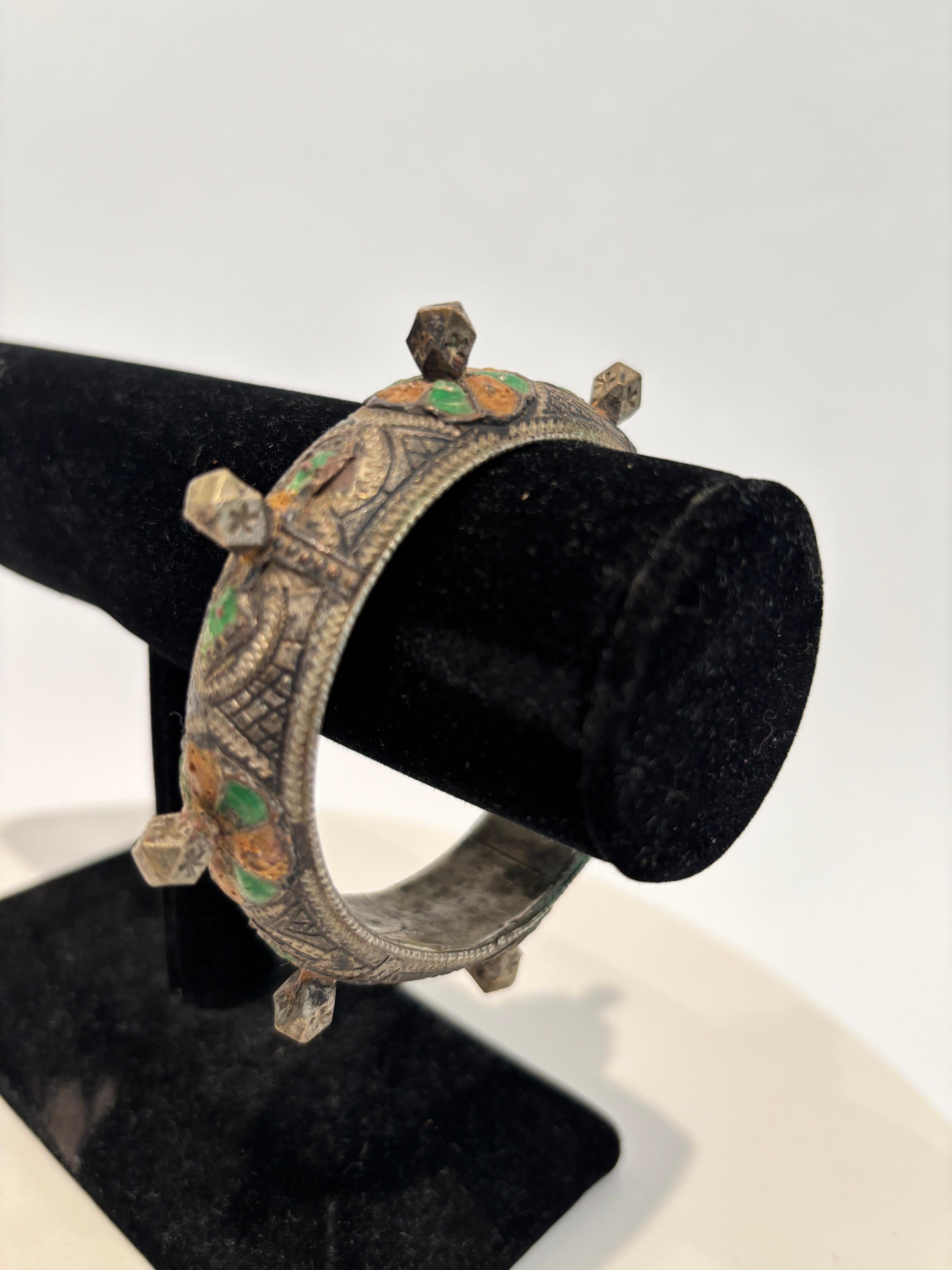 Byzantin Bracelet berbère marocain en argent avec émail vert et orange en vente