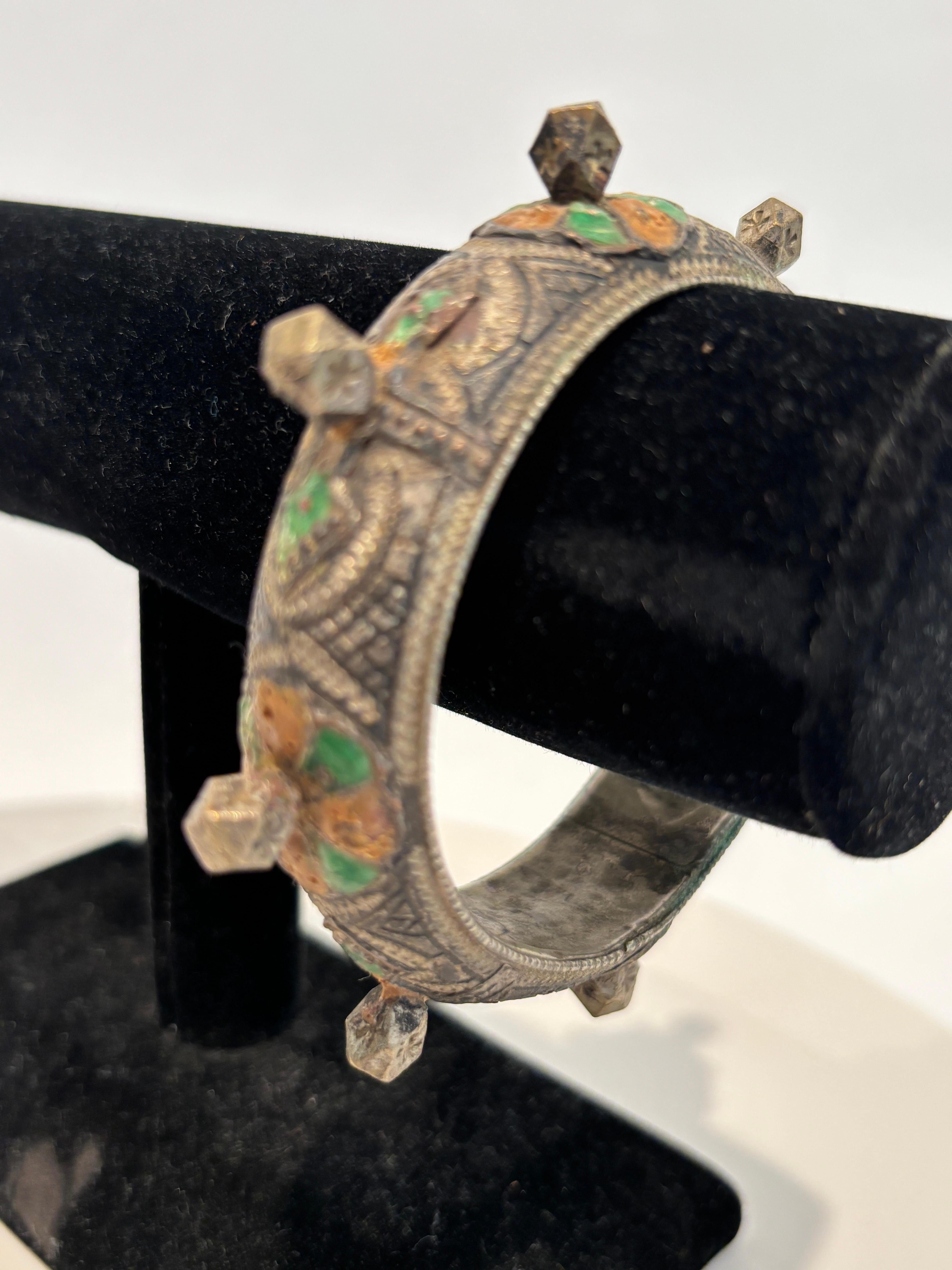 Bracelet berbère marocain en argent avec émail vert et orange Bon état - En vente à Moreno Valley, CA