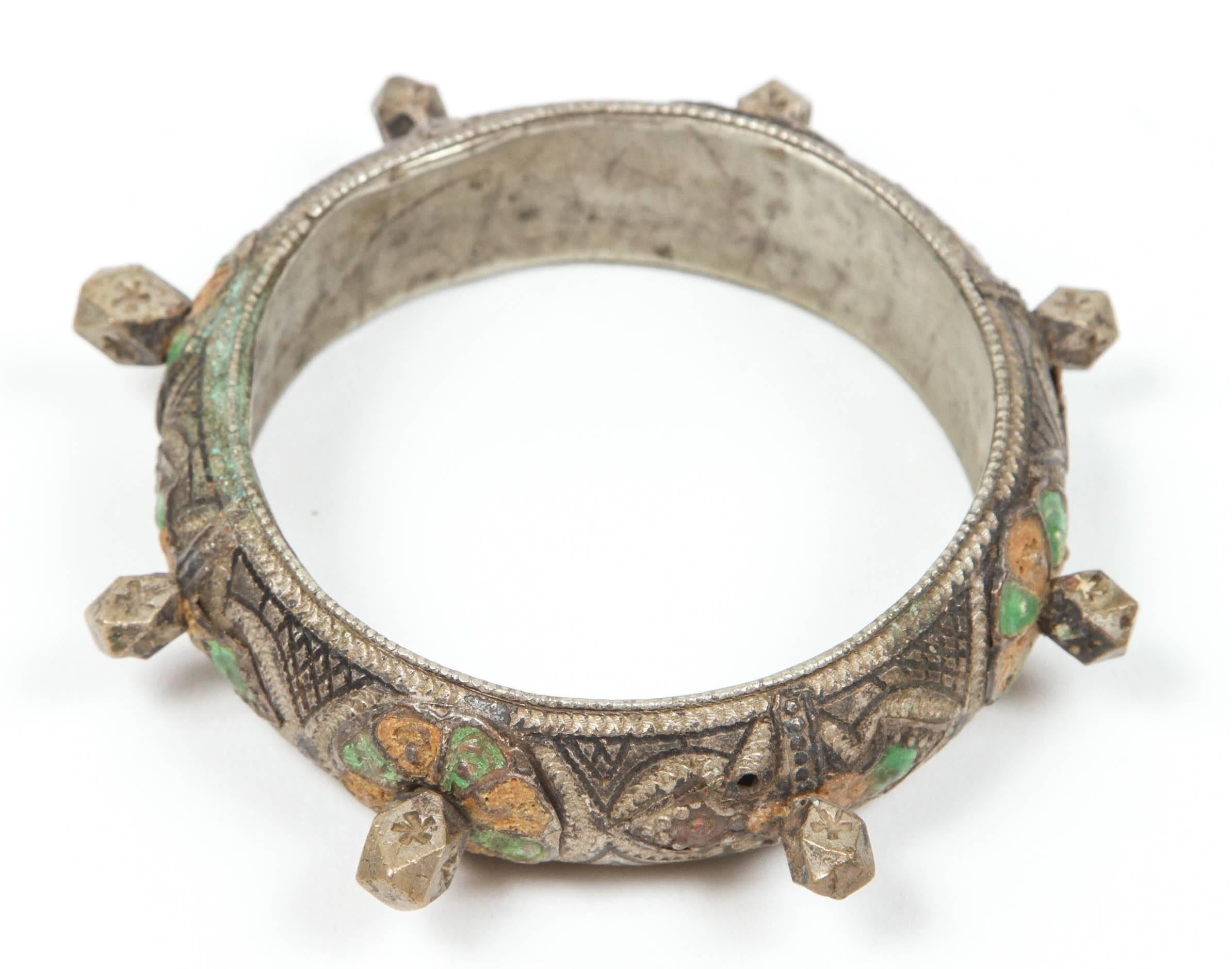 Bracciale berbero marocchino in argento con smalto verde e arancione in vendita 1
