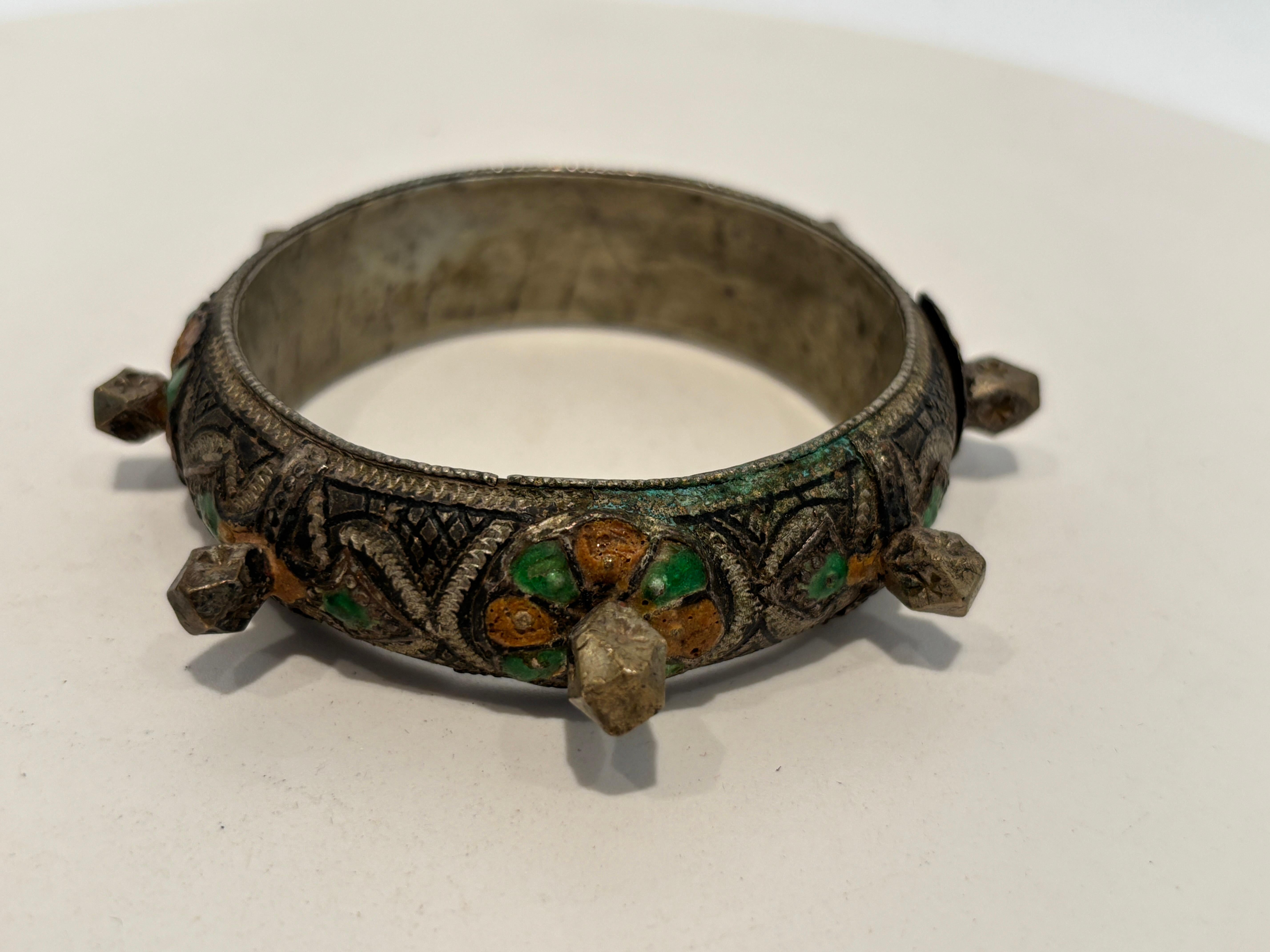 Bracelet berbère marocain en argent avec émail vert et orange en vente 1