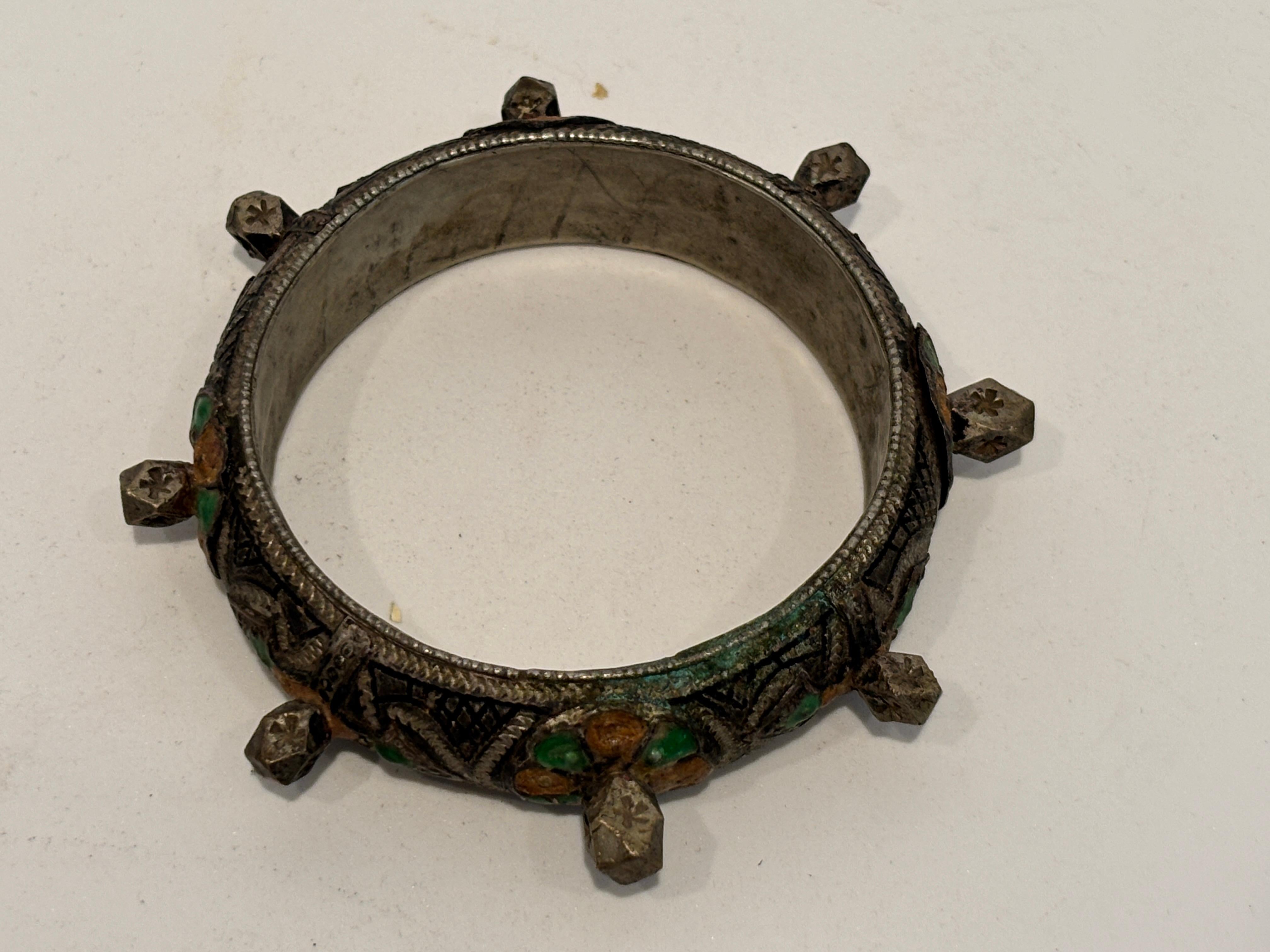 Bracelet berbère marocain en argent avec émail vert et orange en vente 2