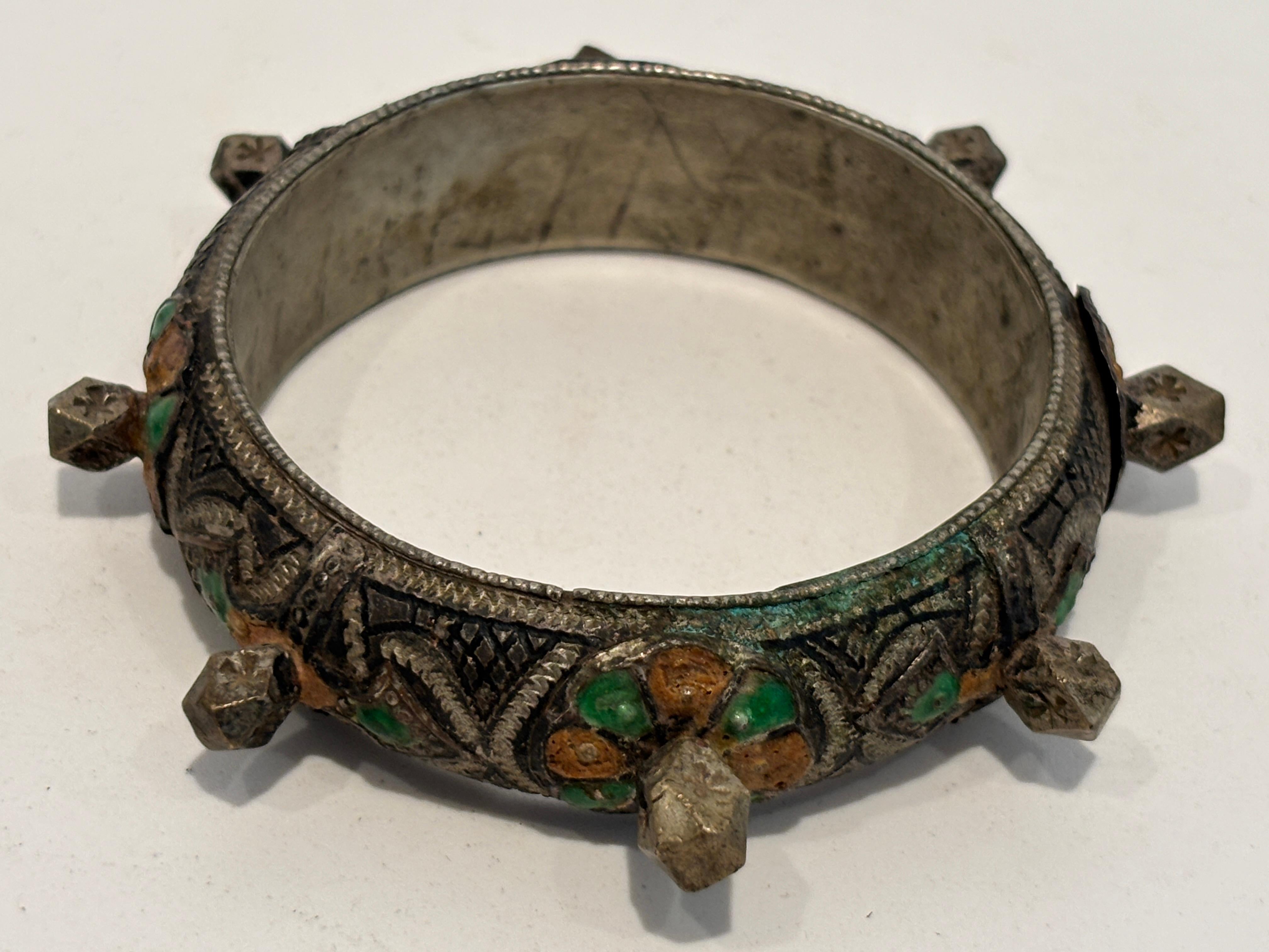 Bracelet berbère marocain en argent avec émail vert et orange en vente 3