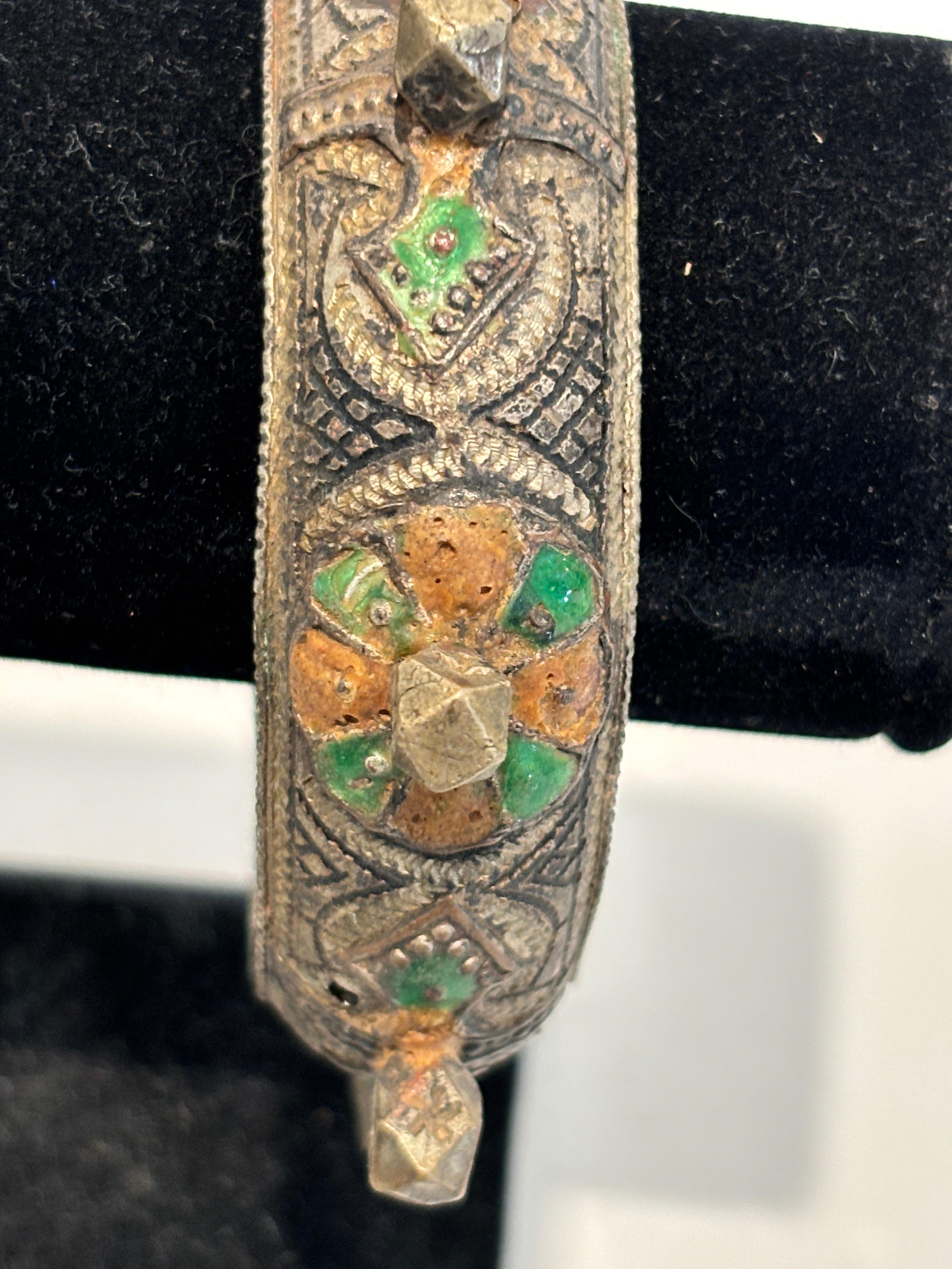 Bracelet berbère marocain en argent avec émail vert et orange en vente 4