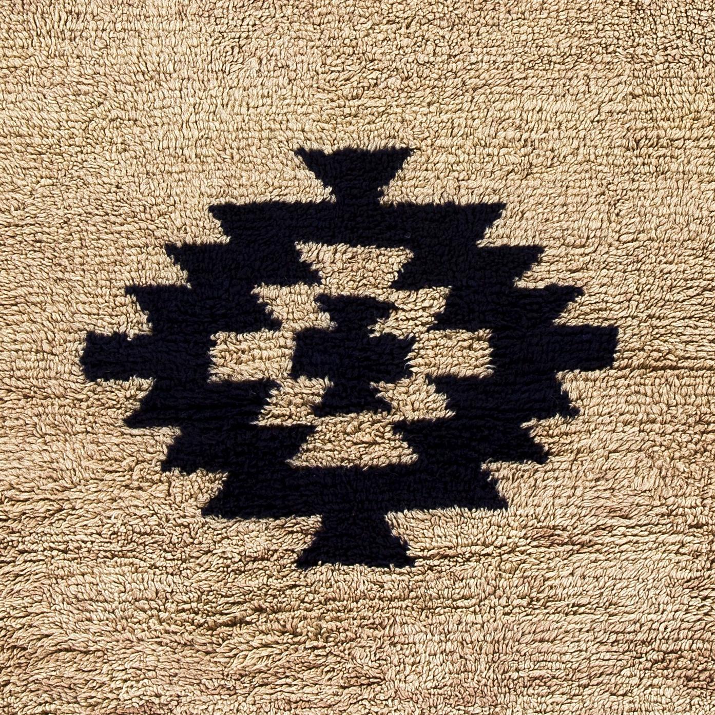 Transforma tu espacio con el discreto lujo de nuestra alfombra Tulu de estilo marroquí anudada a mano, inspirada en los diseños ricos en patrimonio de las tribus Beni Ourain. Esta alfombra es una celebración de la artesanía y la tradición, hecha