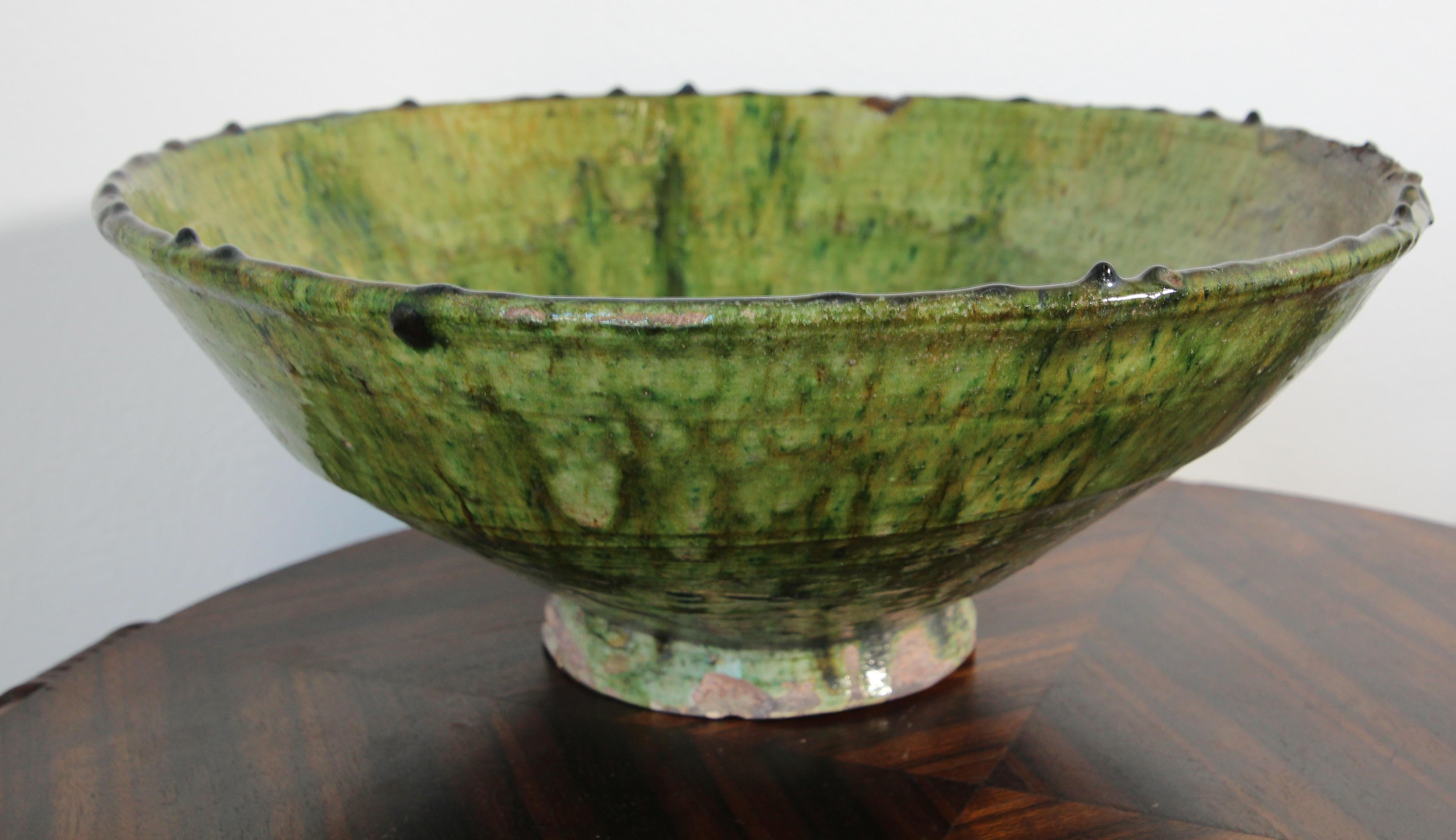 Large heavy Moroccan Tamgroute Tribal green terracotta glazed bowl.
Very large avocado green glazed earthenware bowl from Morocco.
Antique Moroccan Berber Tamgroute green glazed decorative terra cotta large decorative bowl.
Wonderful green and brown