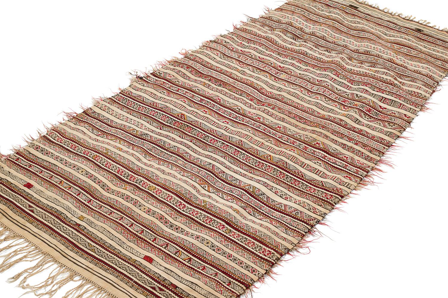 This piece is a women’s ceremonial shawl from the central Beni Ouarain region in the north-eastern Middle Atlas. The specific term in the regional Berber language is either tabrdouhte.

The key fatures for this type of textile are: the design