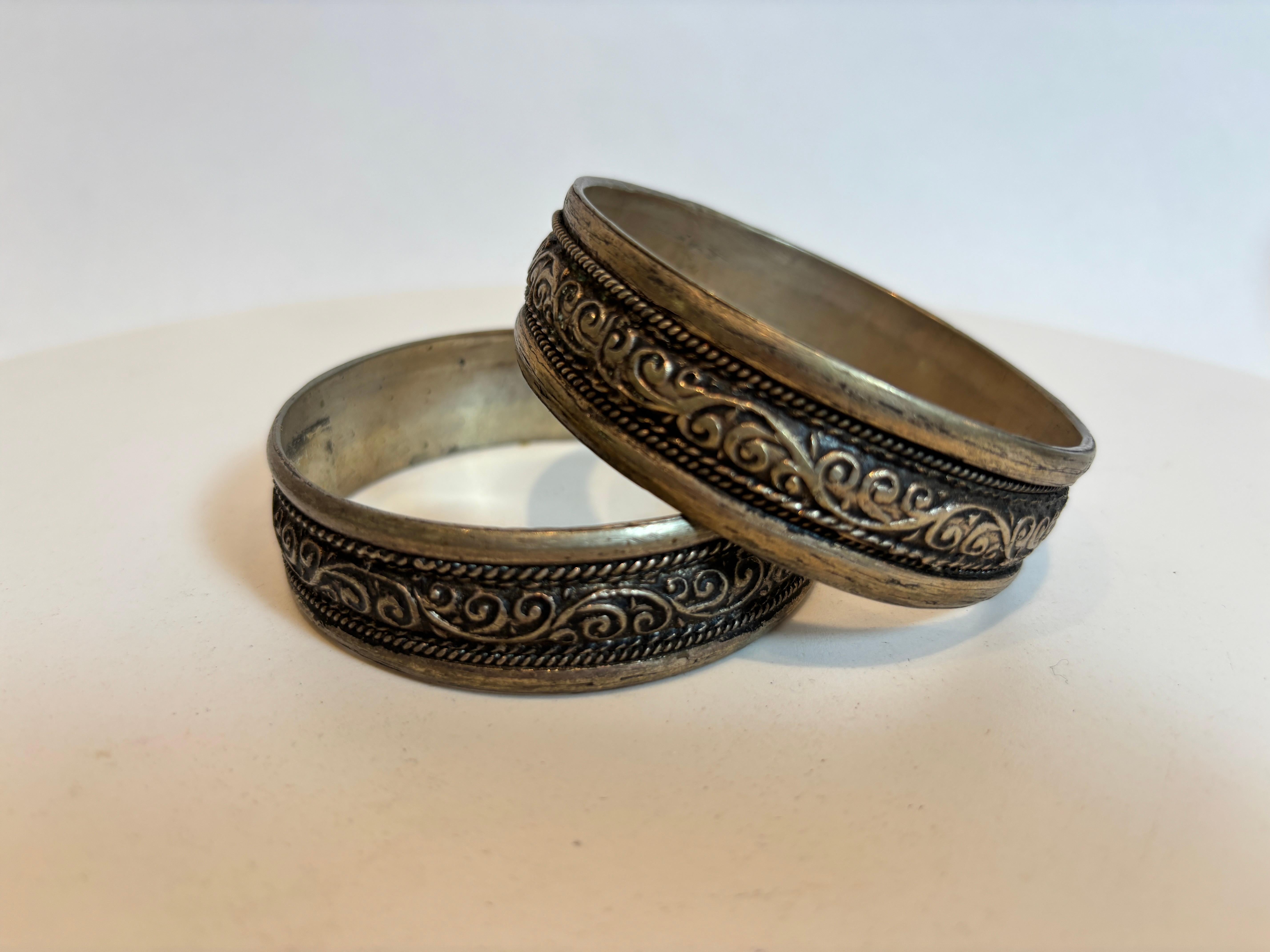 Coppia di bracciali tribali berberi marocchini.
Set di 2 bracciali tribali berberi marocchini.
Bracciali tribali marocchini provenienti dall'Alto Atlante del Marocco.
Realizzato a mano da donne berbere con nichel marocchino.
I gioielli etnici nomadi