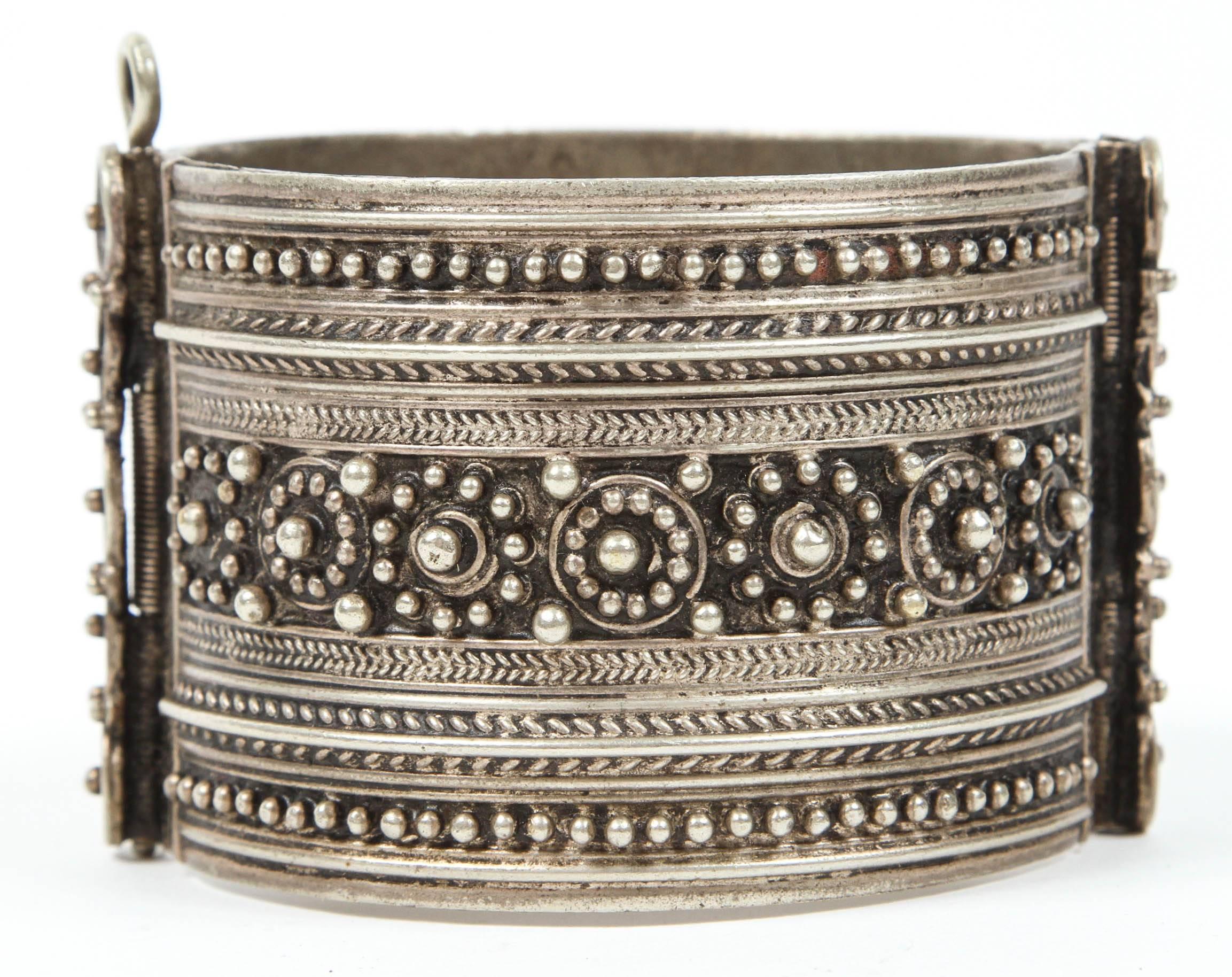 Vintage marokkanischen Berber Stammes-Armband marokkanischen Stammes-Armband aus dem Hohen Atlas von Marokko. Handgefertigt von Berberfrauen aus marokkanischem Neusilber. Der ethnische Nomaden- und Beduinenschmuck aus dem Maghreb und Nordafrika ist