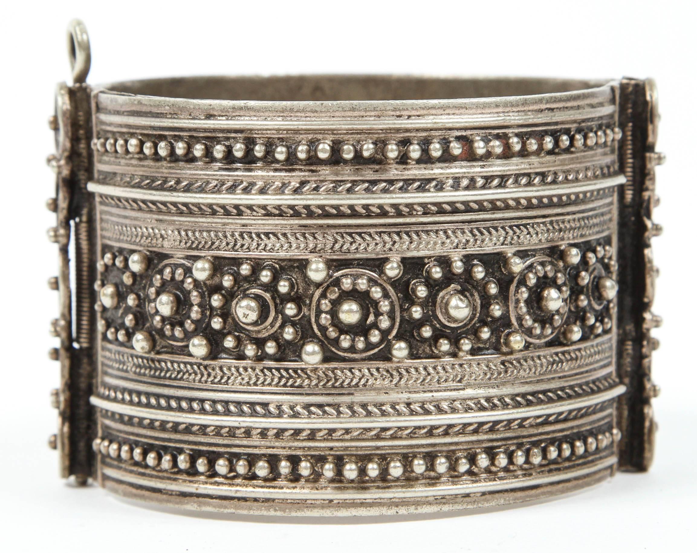Pulsera tribal bereber marroquí.
 Pulsera étnica marroquí del Alto Atlas de Marruecos. 
Hecho a mano por mujeres bereberes con níquel de plata marroquí. 
Las joyas étnicas nómadas y beduinas del Magreb y el norte de África suelen ser de plata y sus