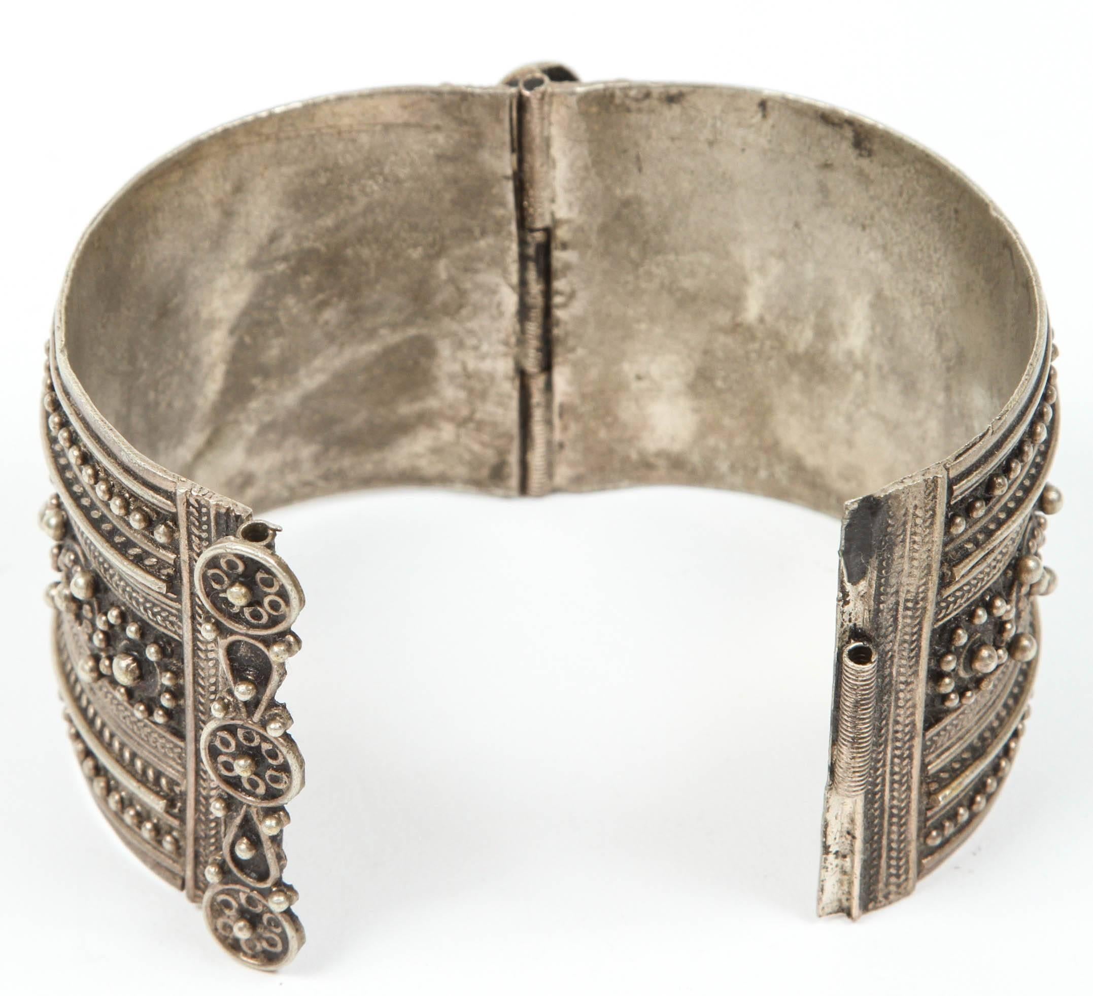 Moroccan Berber Tribal Silver Cuff In Good Condition For Sale In North Hollywood, CA