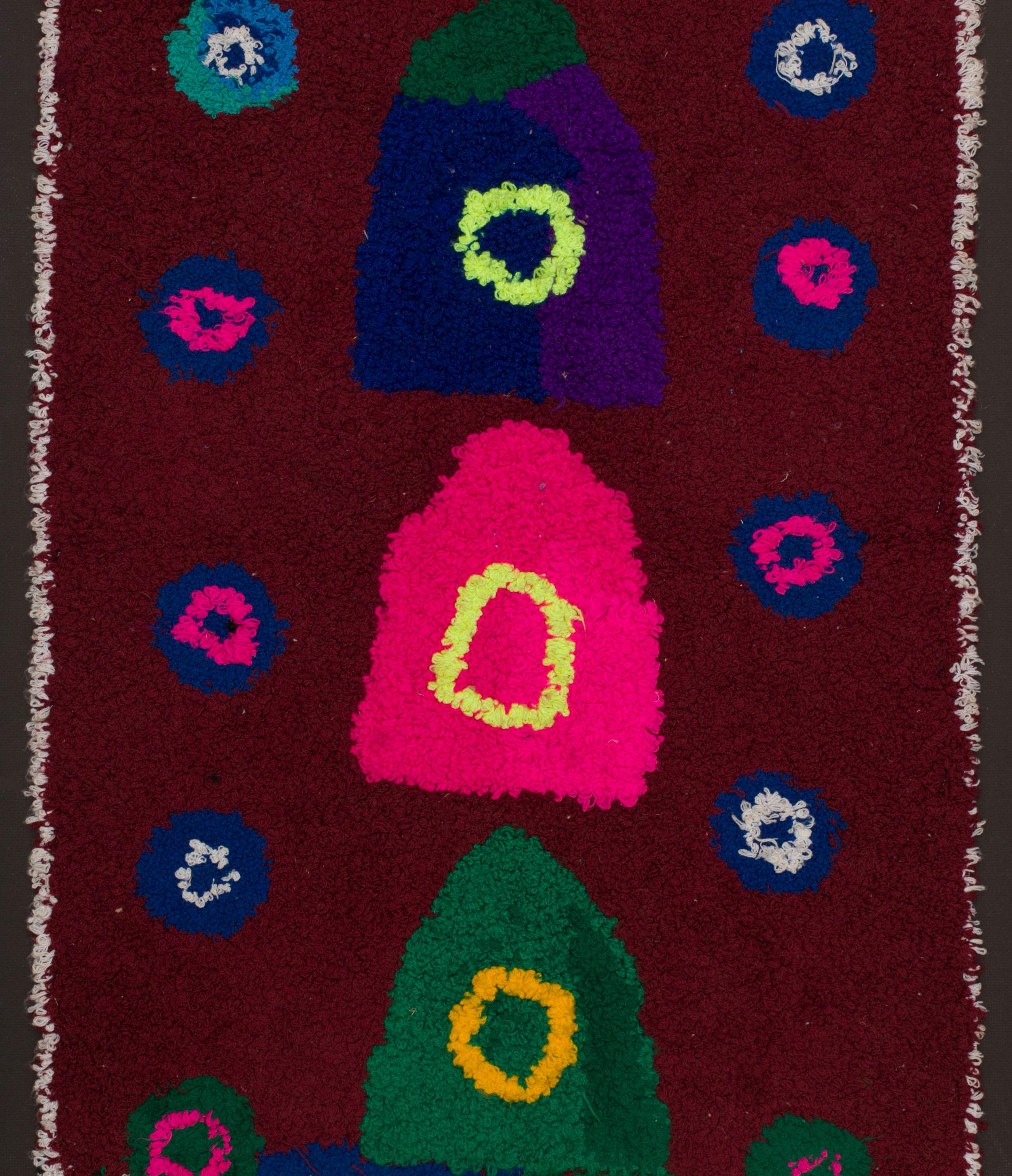 This tapestry was made by Berber women from the Atlas Mountains.
Made from woolen ends and other threads, embroidered on wasted plastic bags of cereals, this unique and vintage work is the demonstration of the secret transmitted from mother to