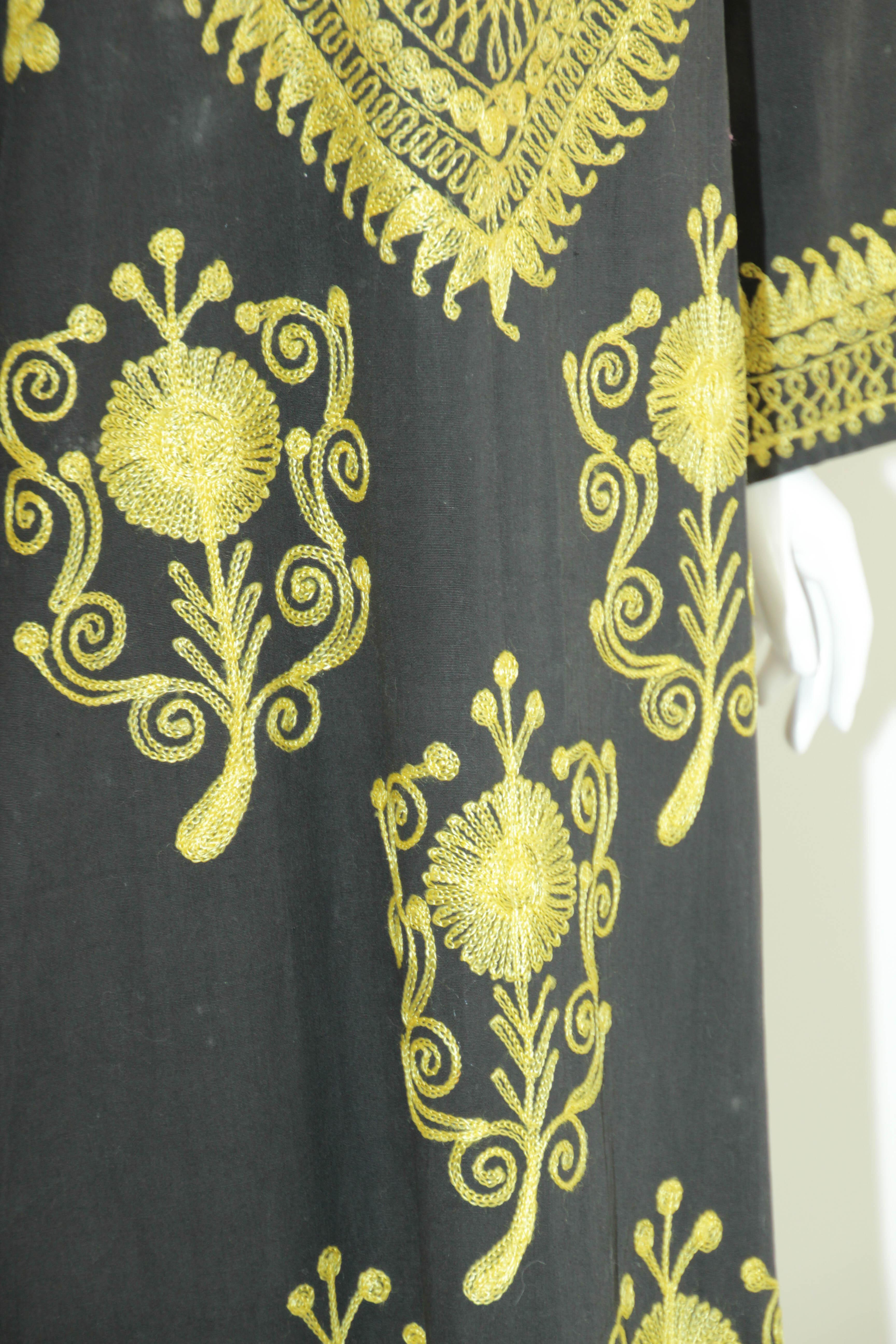 Black and Gold Caftan, 1970 Dress Vintage Ethnic Kuchi Kaftan For Sale 5