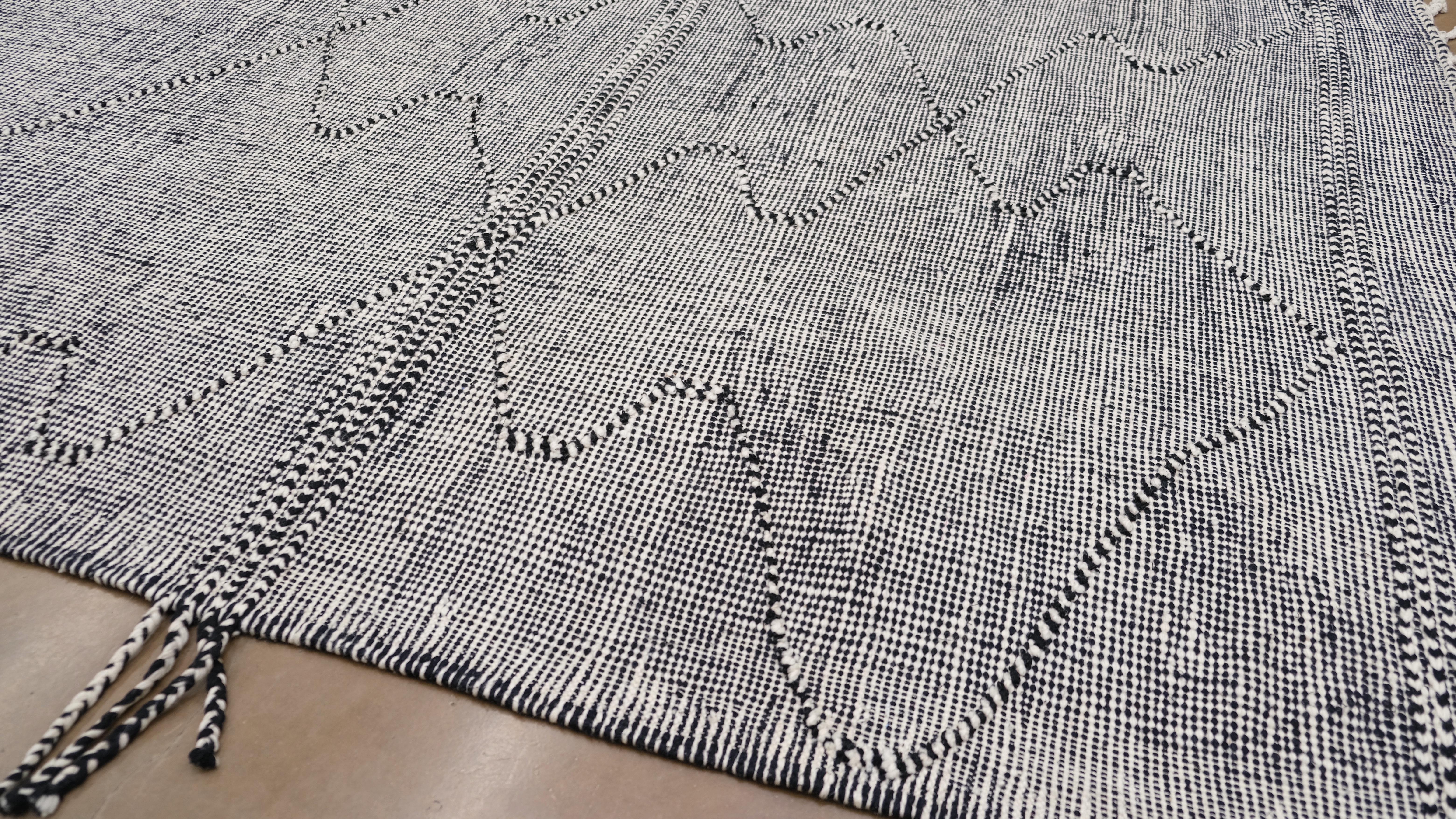 Bohémien Tappeto di lana marocchino bianco e nero con disegno geometrico 7'5''x9'7'' in vendita