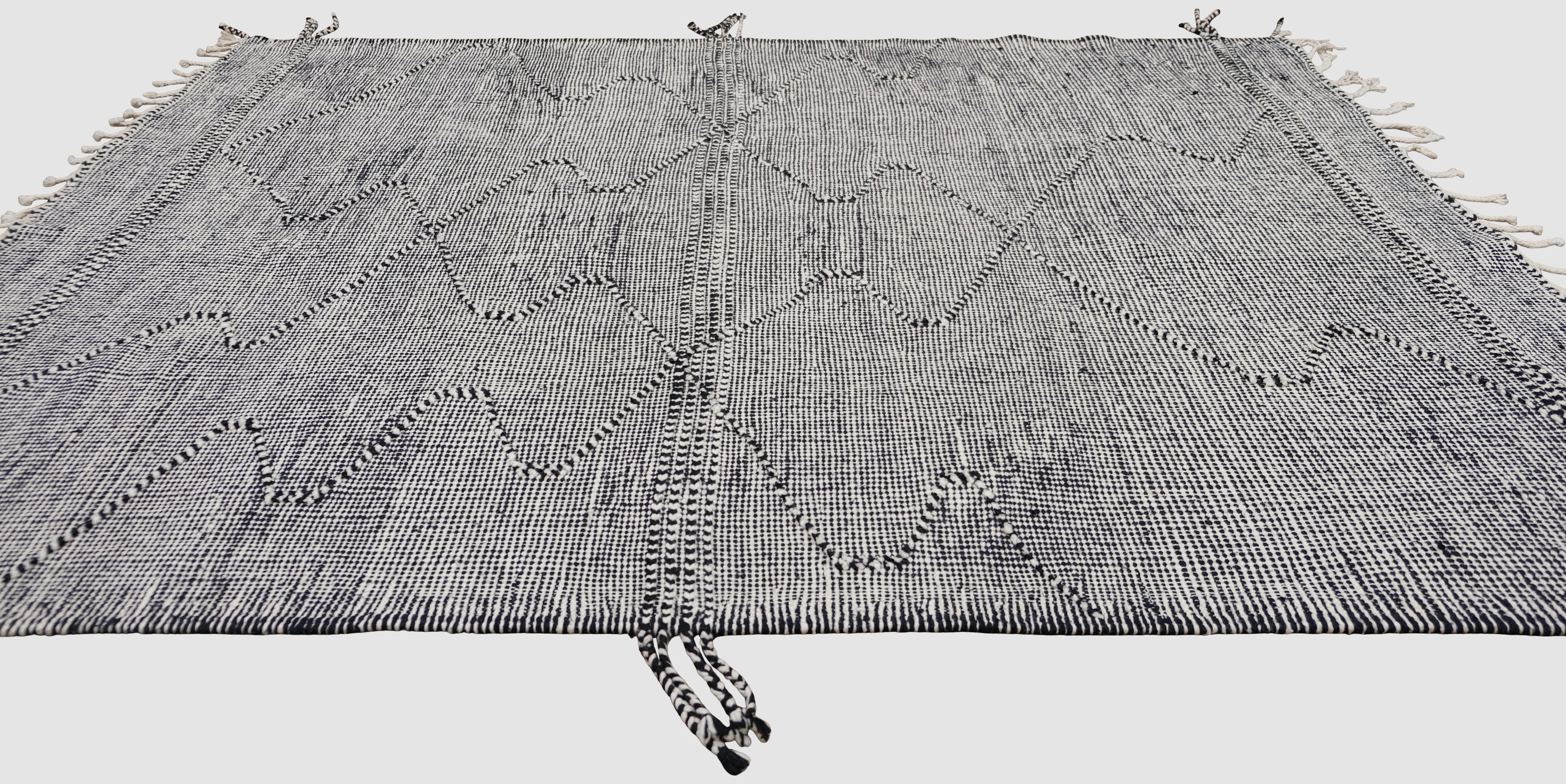 Marocchino Tappeto di lana marocchino bianco e nero con disegno geometrico 7'5''x9'7'' in vendita