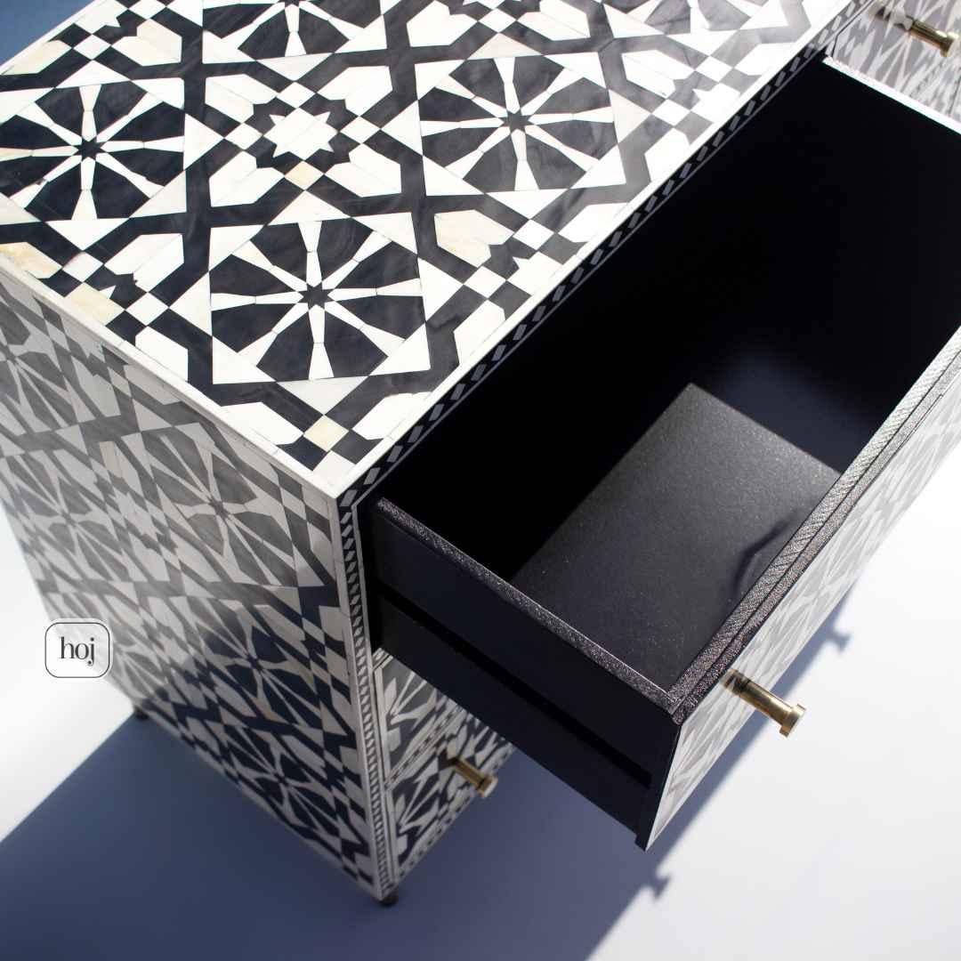 Indiano Cassettiera a 9 cassetti con intarsio in osso nero Moroccan di House of Jaipur in vendita