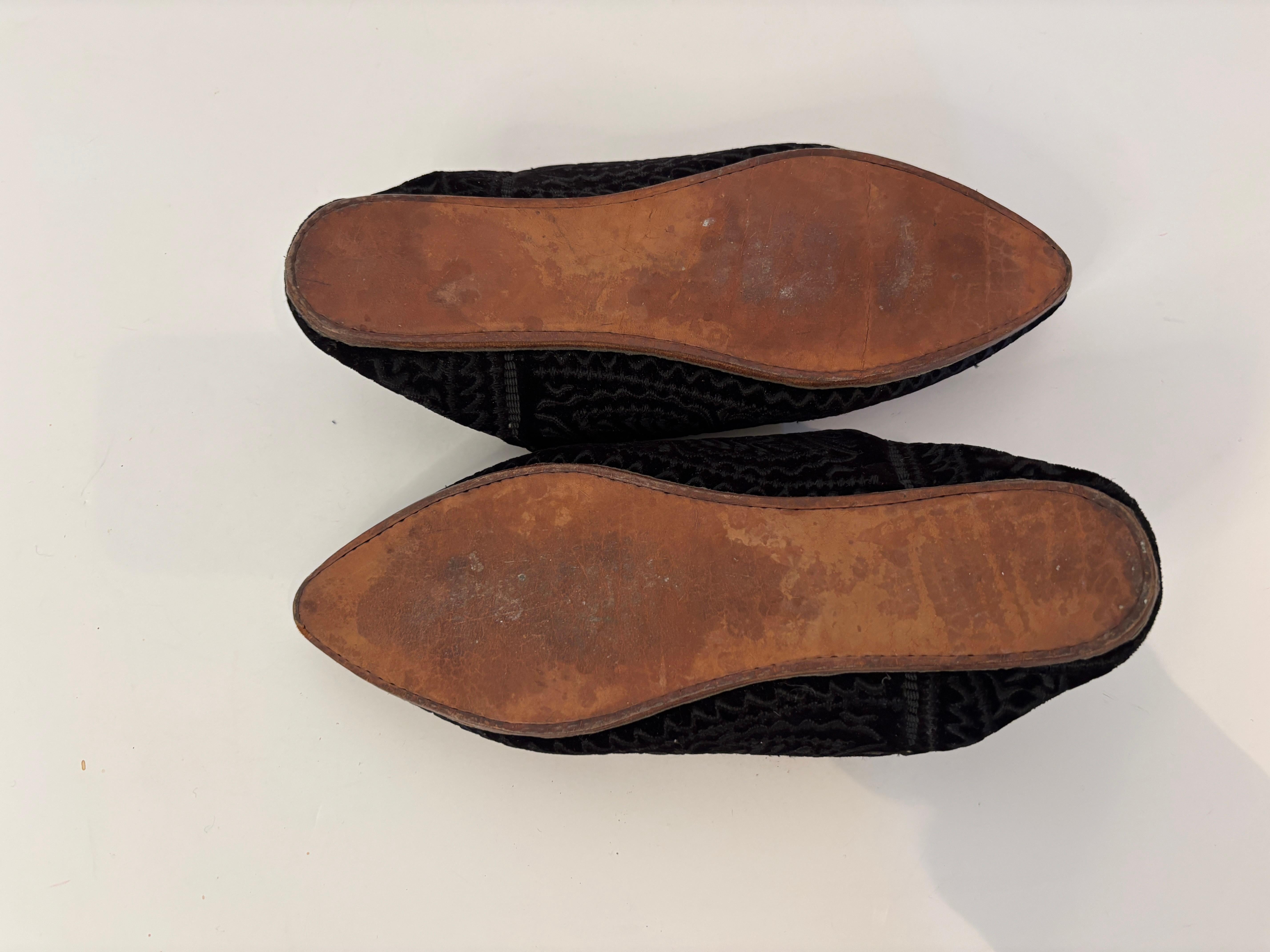 Chaussons marocains en velours noir brodé Taille E41 en vente 5