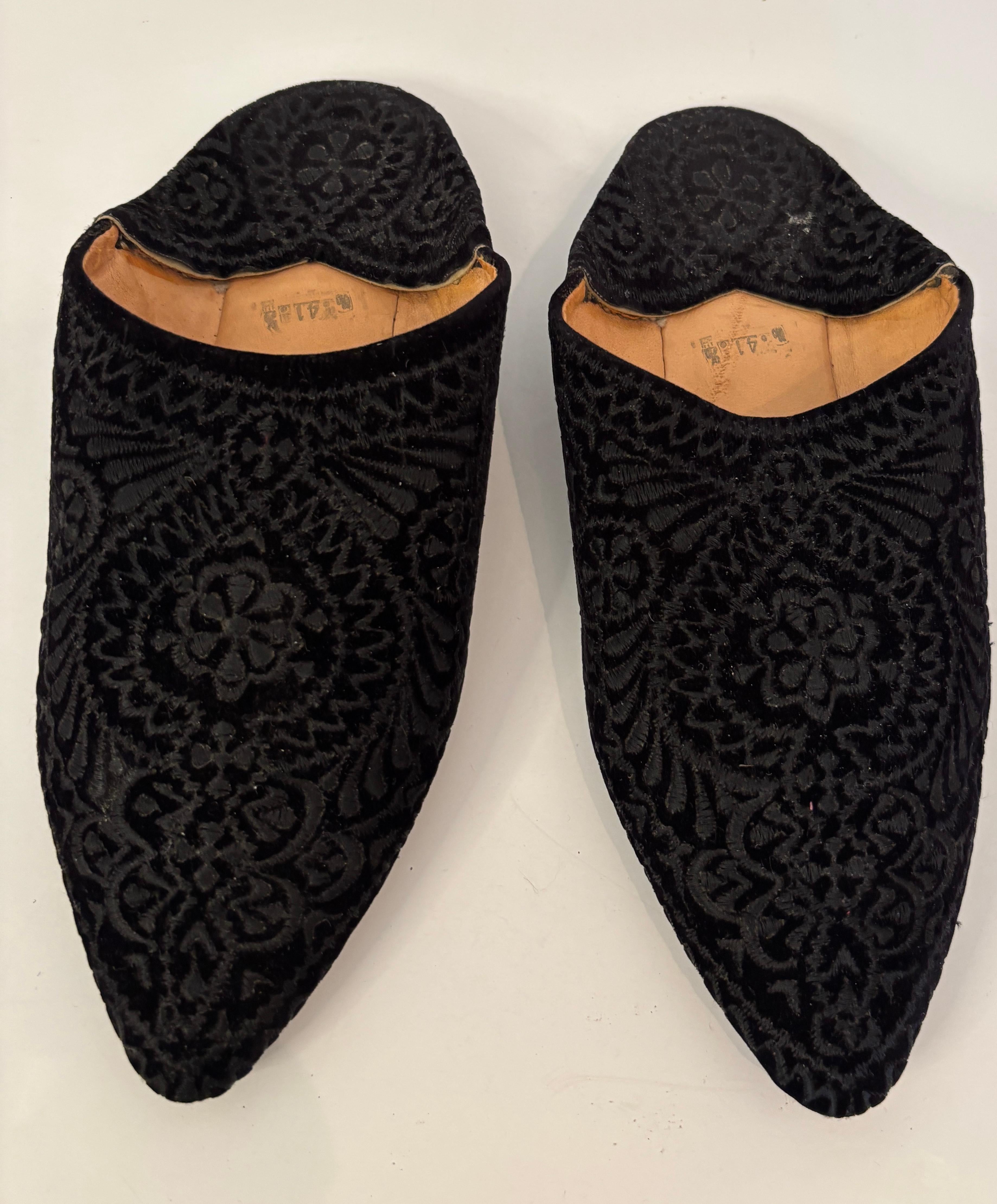 Vintage velours noir brodé bout pointu africain marocain chaussures mauresques.
Chaussons plats mauresques brodés d'Afrique du Nord.
Chaussures de cérémonie en velours pour le mariage, décorées de broderies traditionnelles à la main en travail