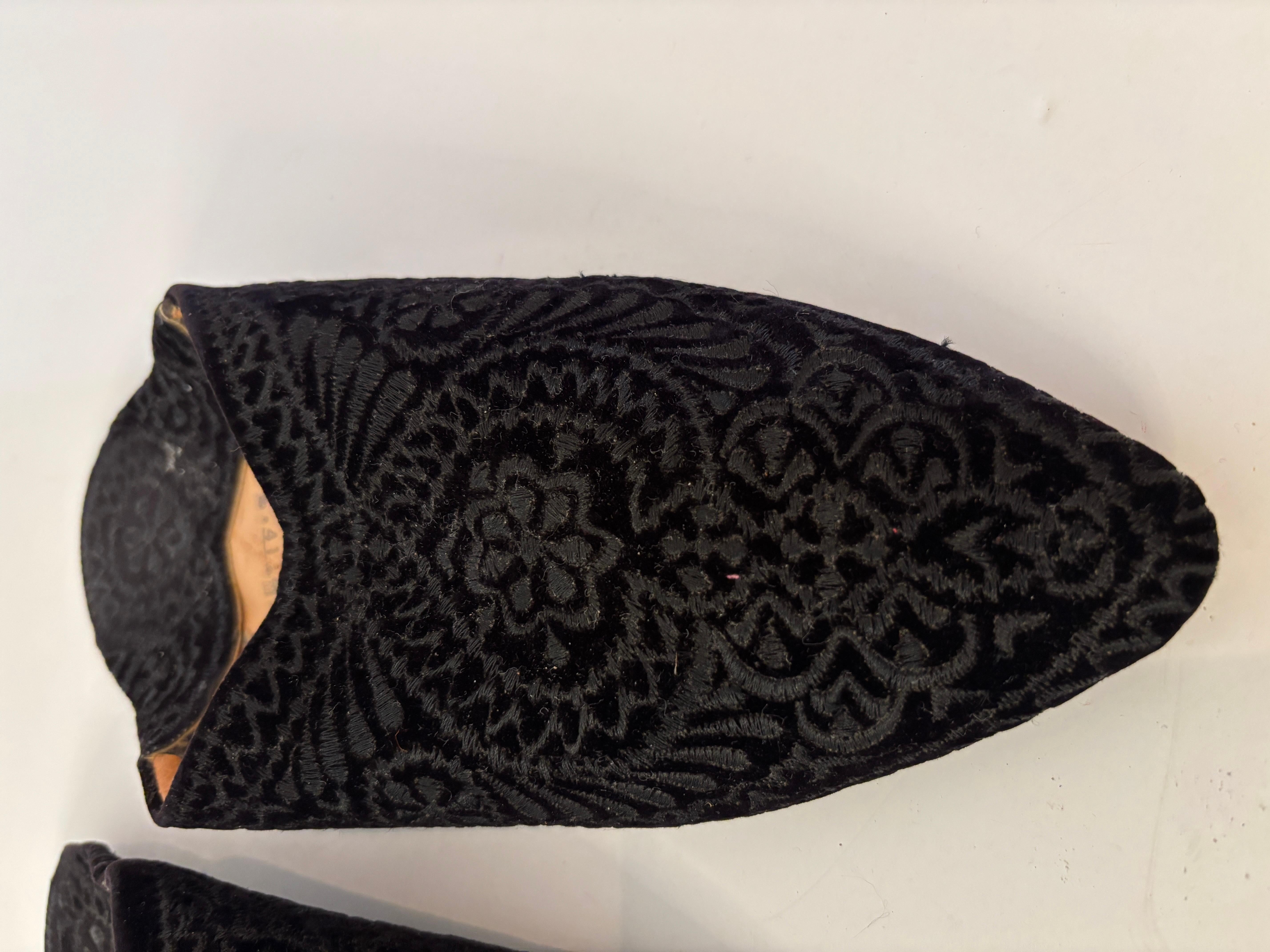 Noir Chaussons marocains en velours noir brodé Taille E41 en vente