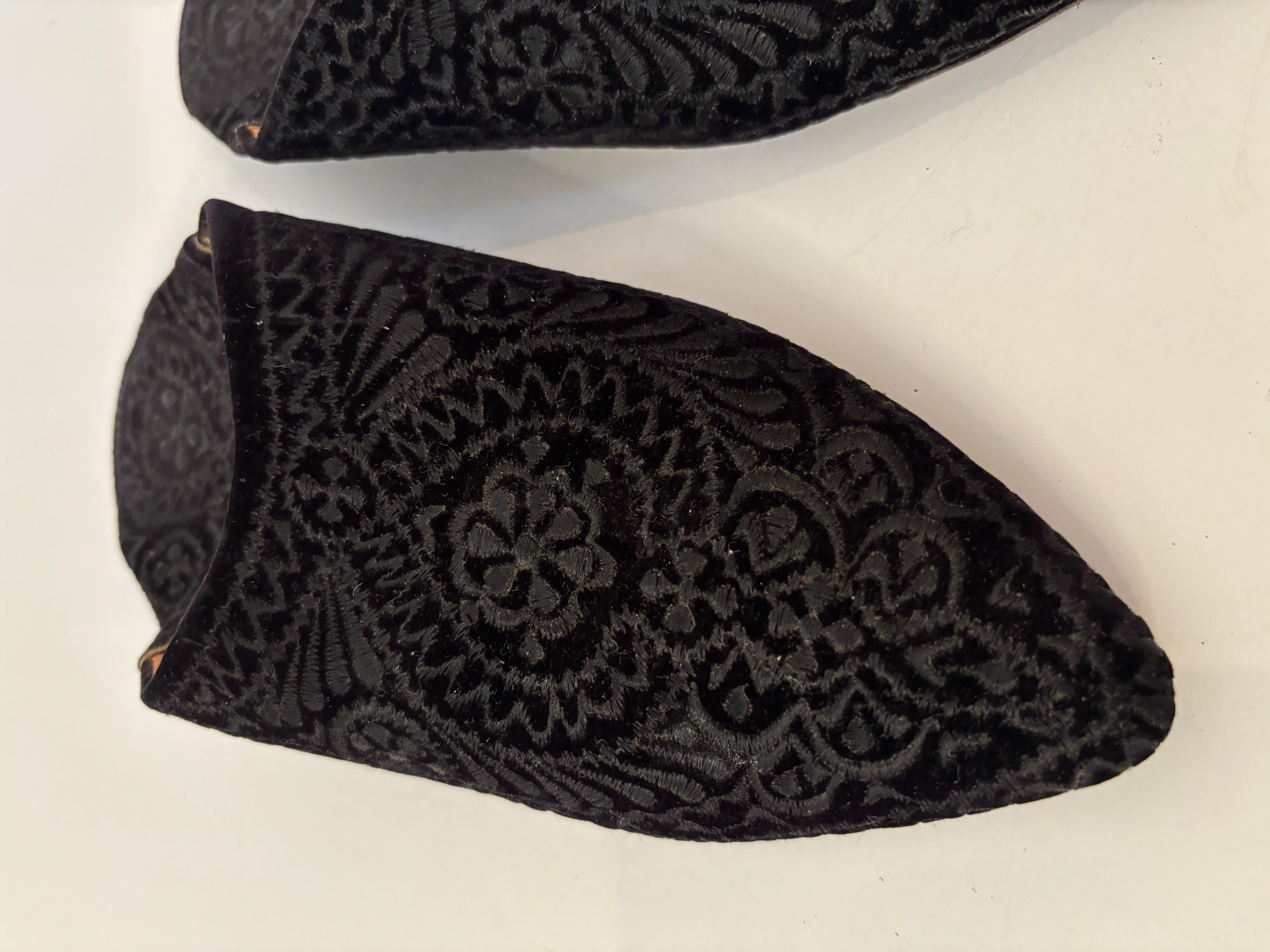 Chaussons marocains en velours noir brodé Taille E41 Bon état - En vente à North Hollywood, CA
