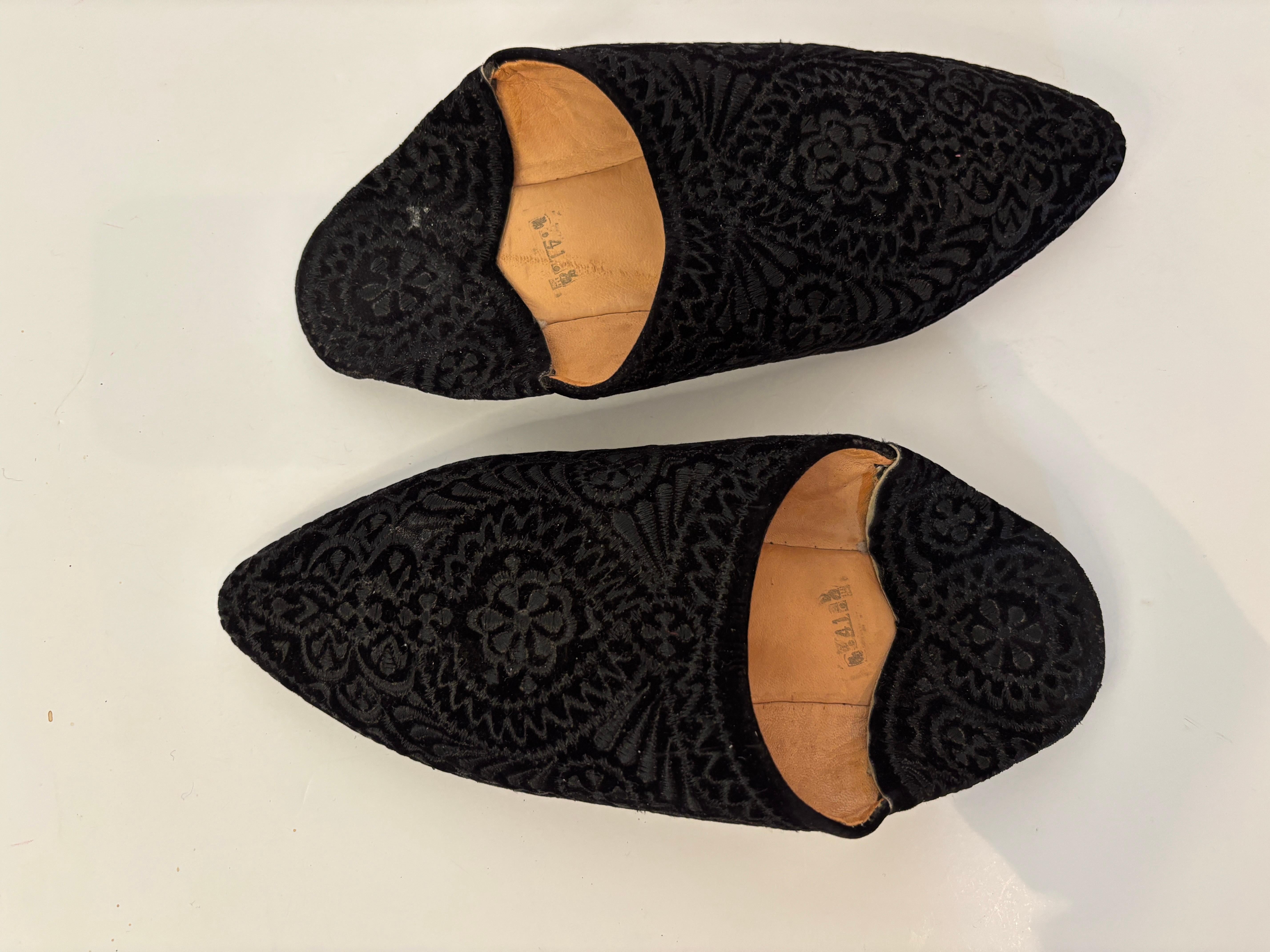 Chaussons marocains en velours noir brodé Taille E41 Pour femmes en vente