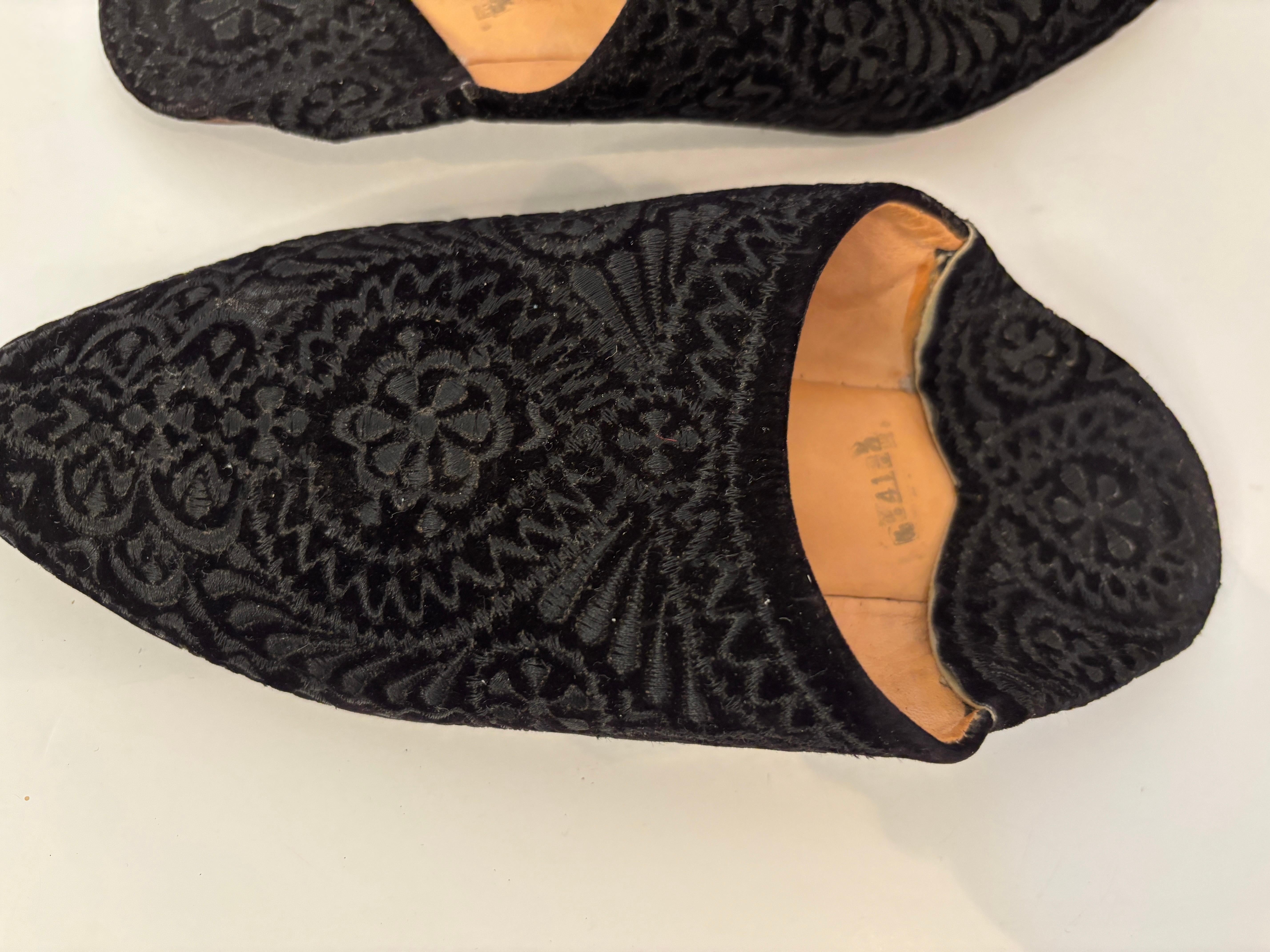 Chaussons marocains en velours noir brodé Taille E41 en vente 1