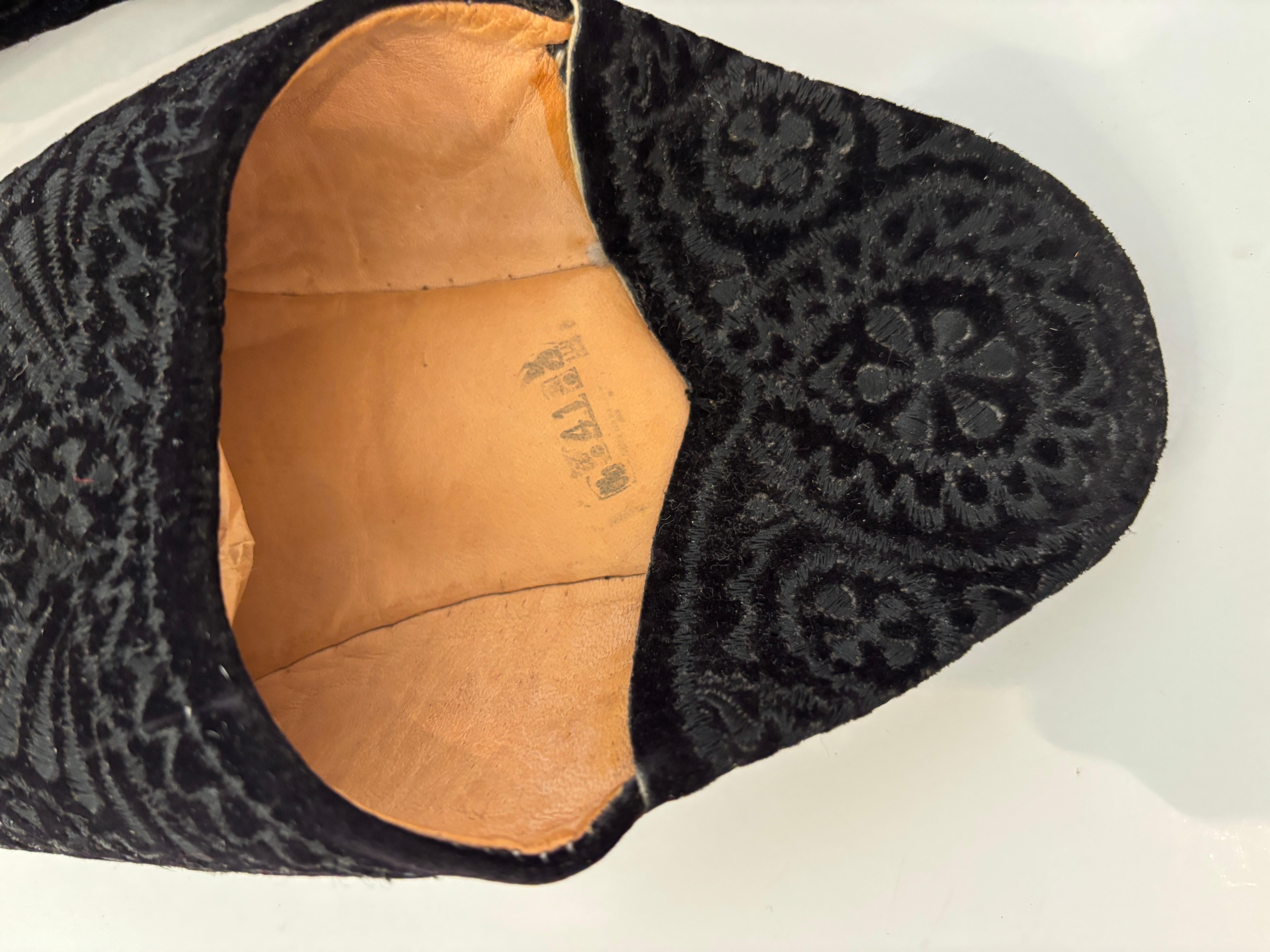Chaussons marocains en velours noir brodé Taille E41 en vente 2