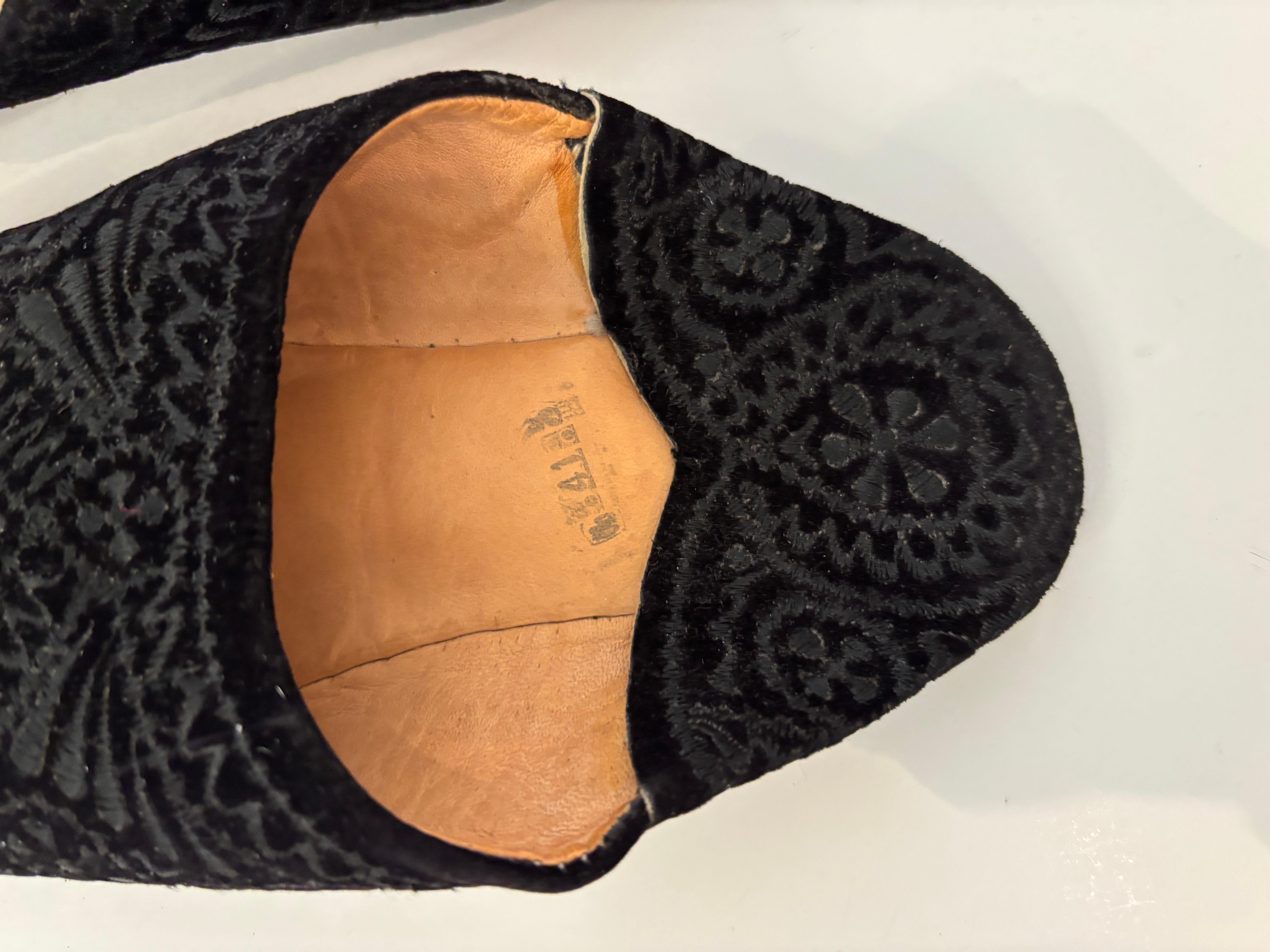 Chaussons marocains en velours noir brodé Taille E41 en vente 3
