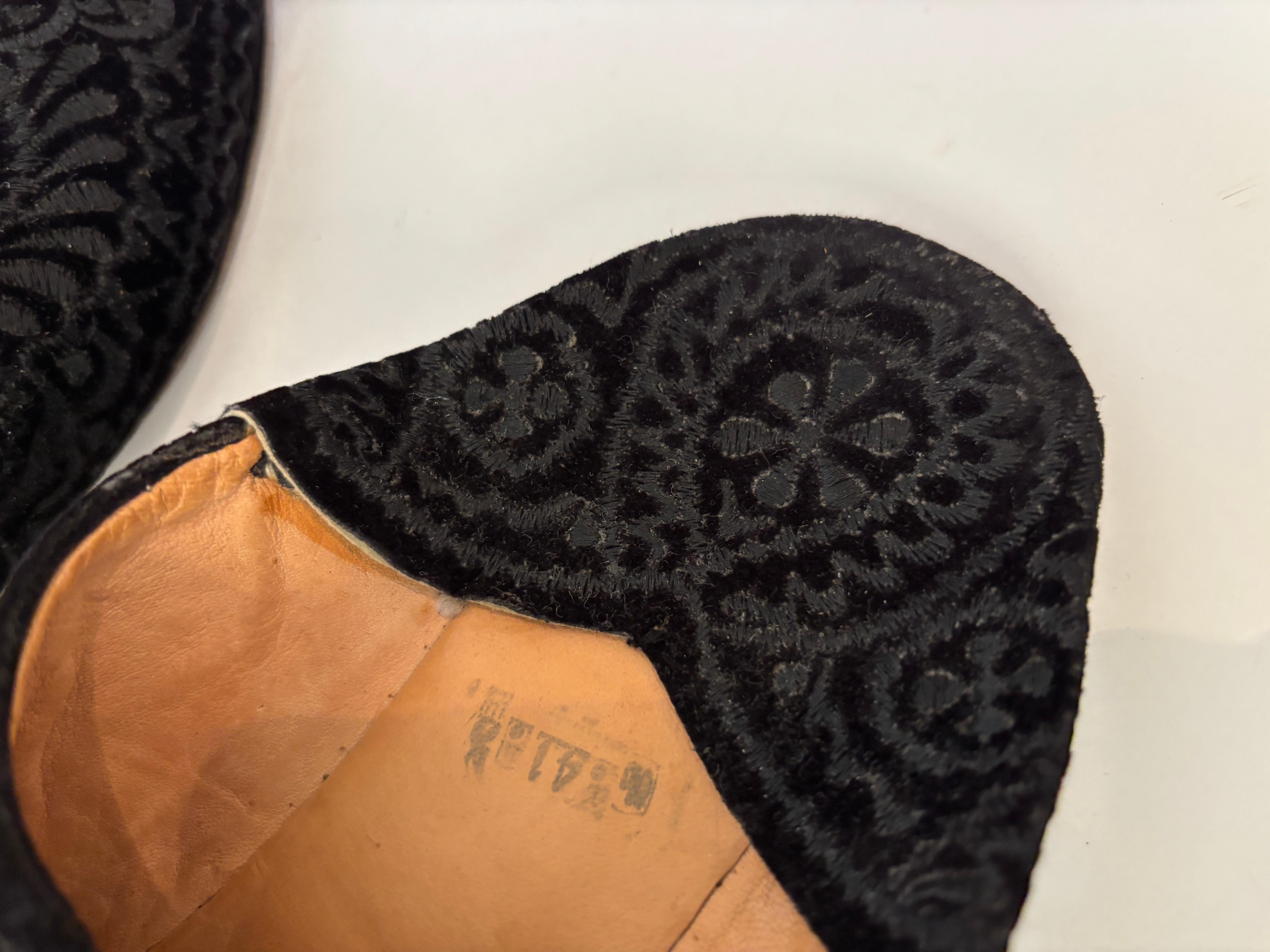 Chaussons marocains en velours noir brodé Taille E41 en vente 4