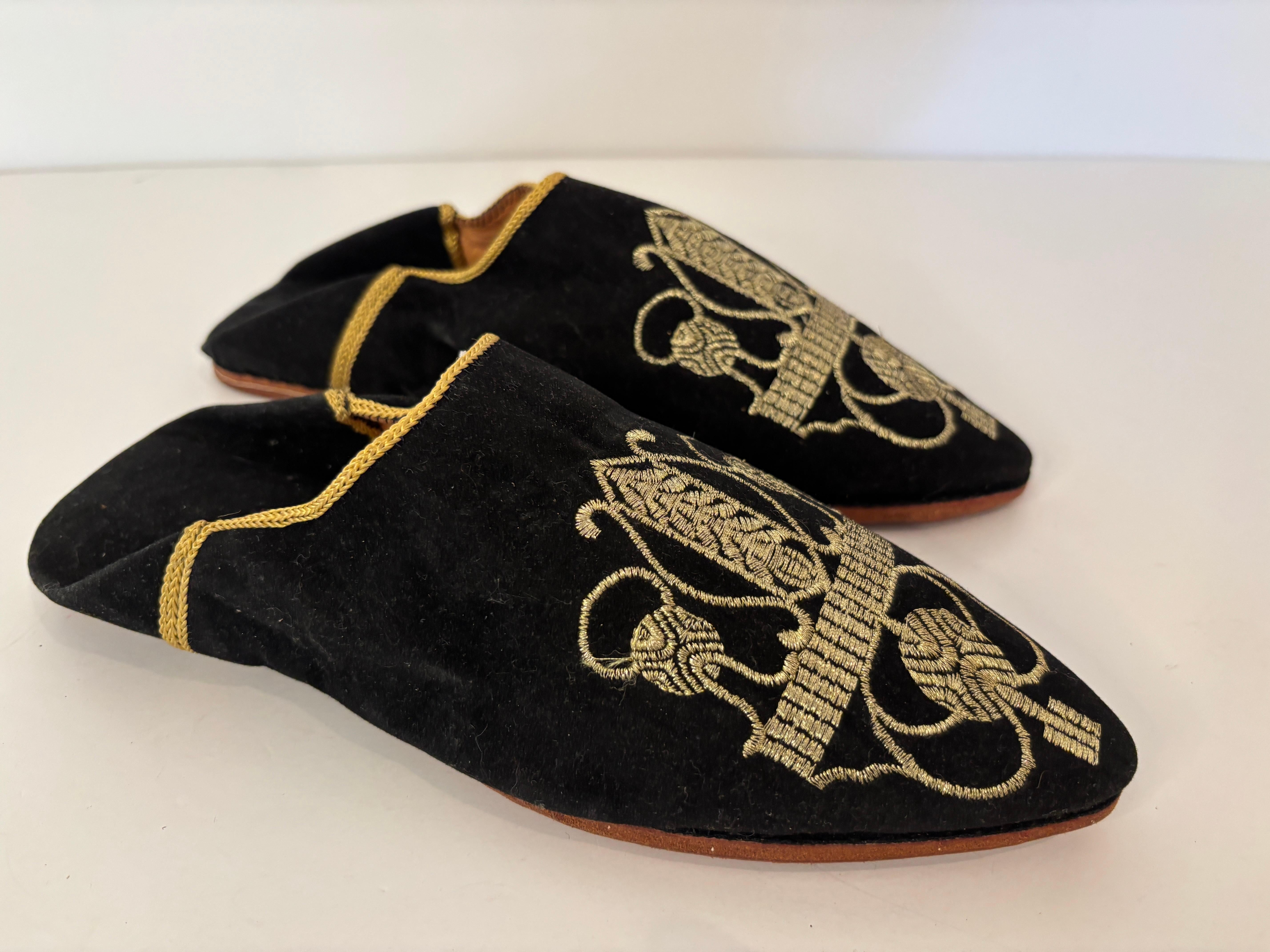 Noir Chaussons marocains en velours noir brodé de fils métalliques dorés E38 en vente