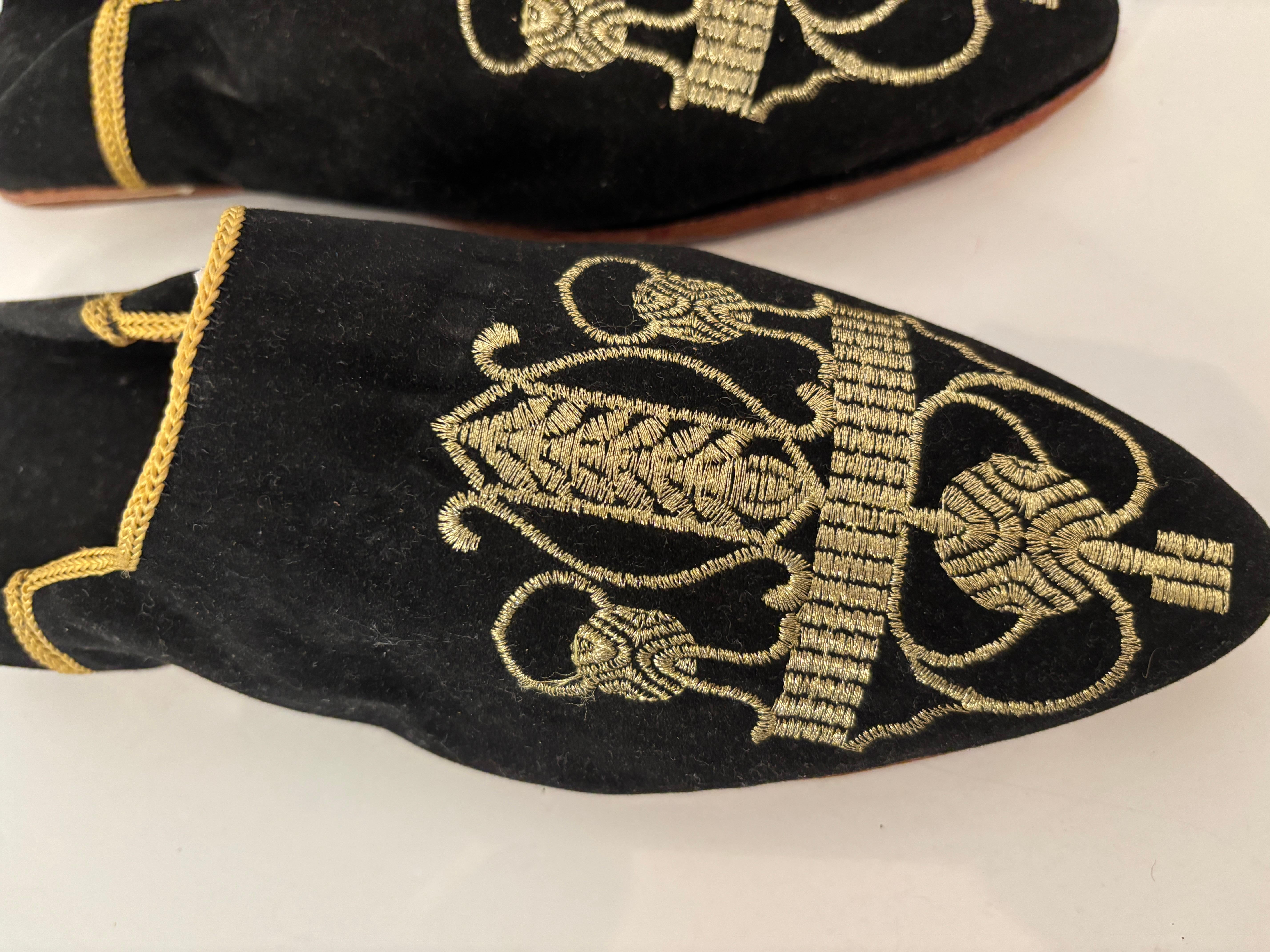Chaussons marocains en velours noir brodé de fils métalliques dorés E38 Pour femmes en vente