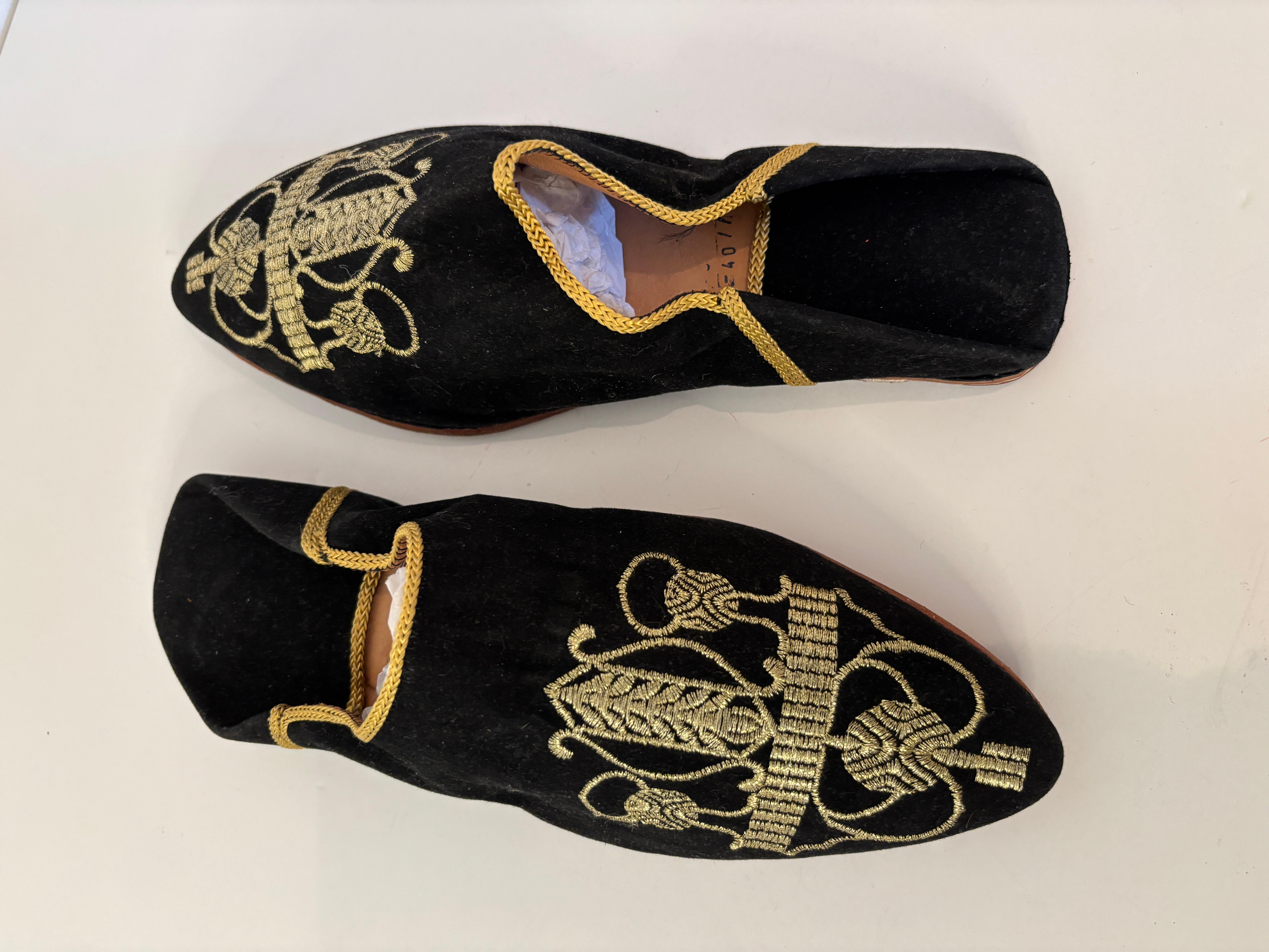 Chaussons marocains en velours noir brodé de fils métalliques dorés E38 en vente 1