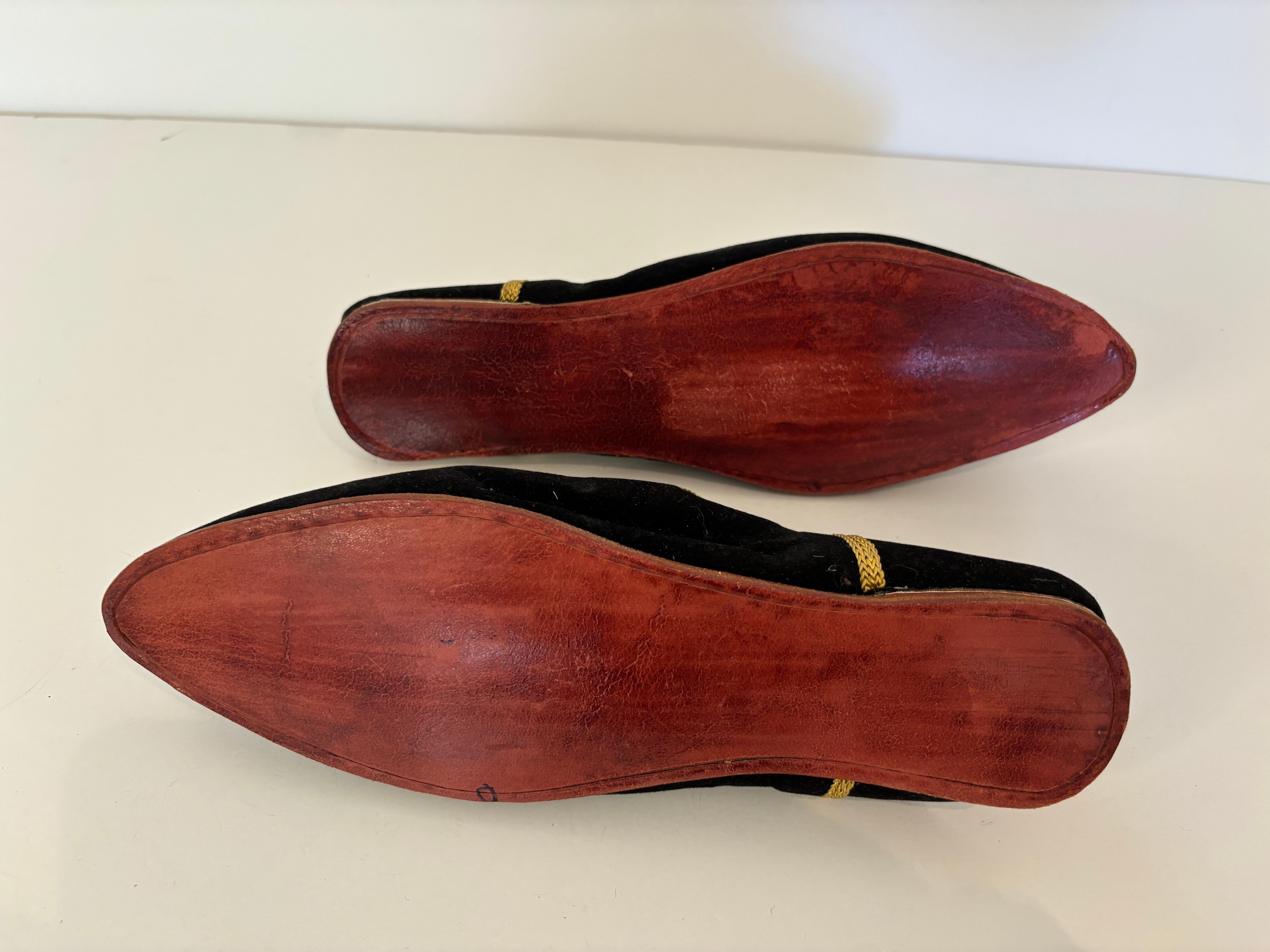Chaussons marocains en velours noir brodé de fils métalliques dorés E38 en vente 2