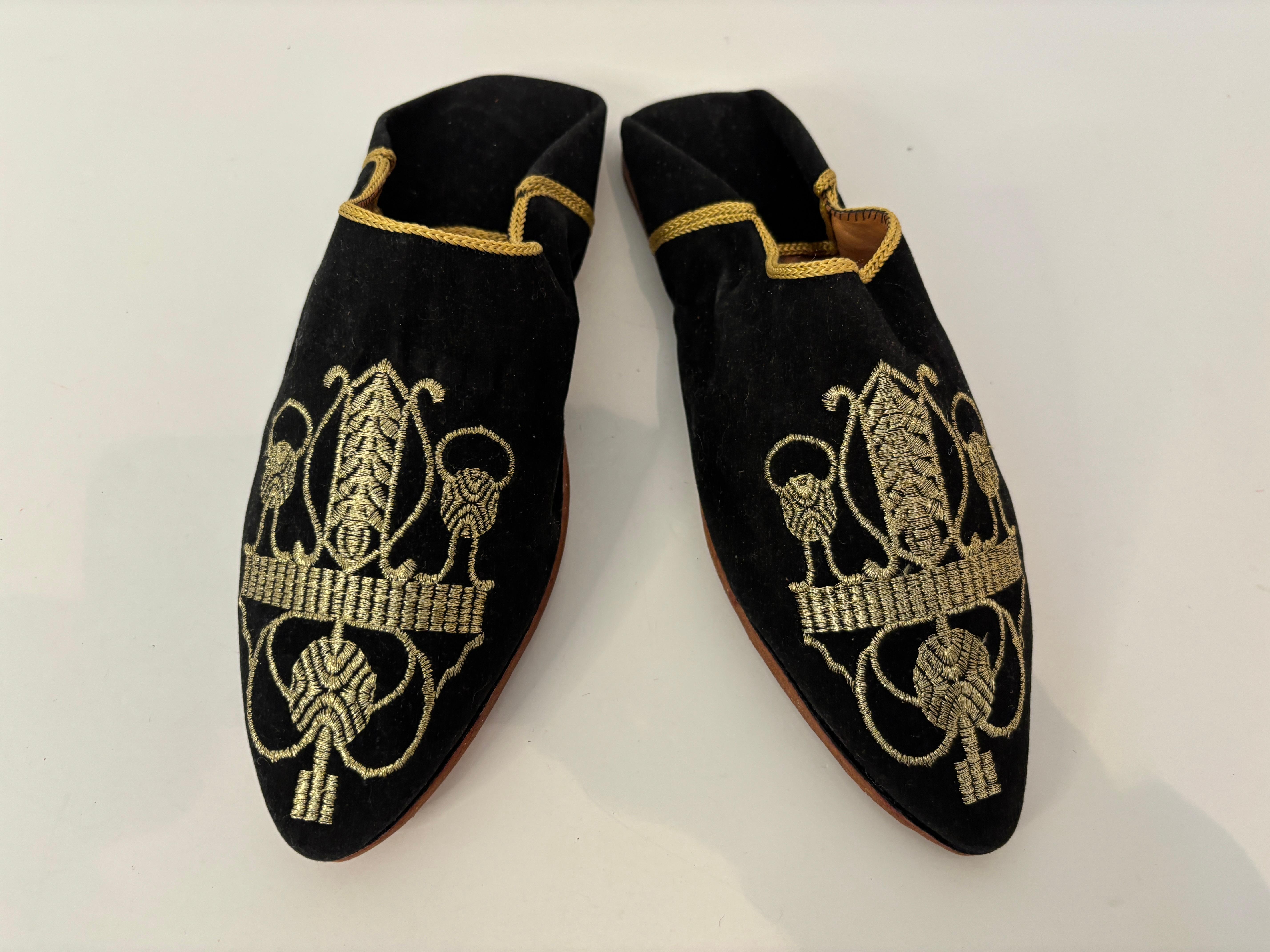 Chaussons marocains en velours noir brodé de fils métalliques dorés E38 en vente 3