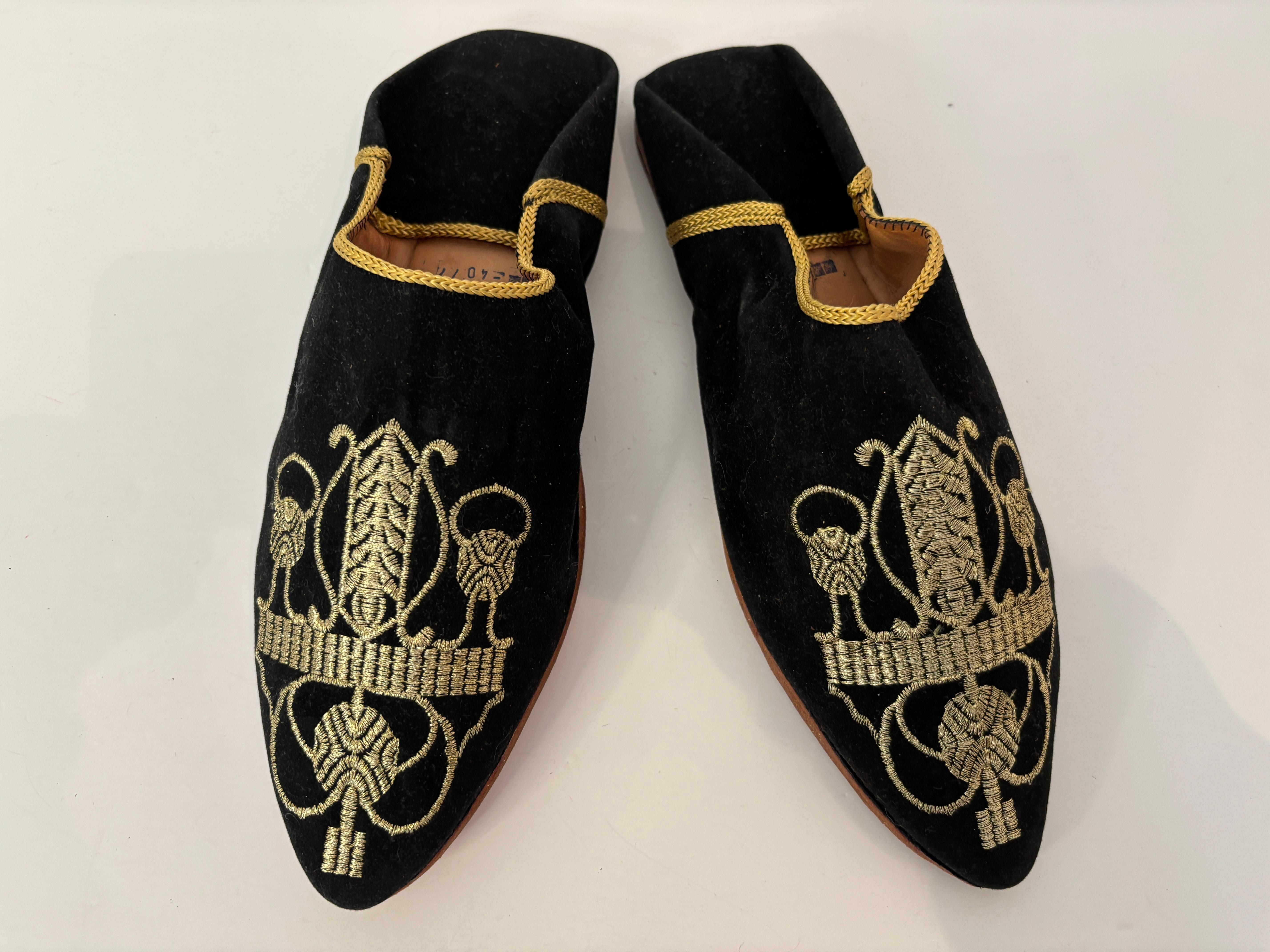 Chaussons marocains en velours noir brodé de fils métalliques dorés E38 en vente 4
