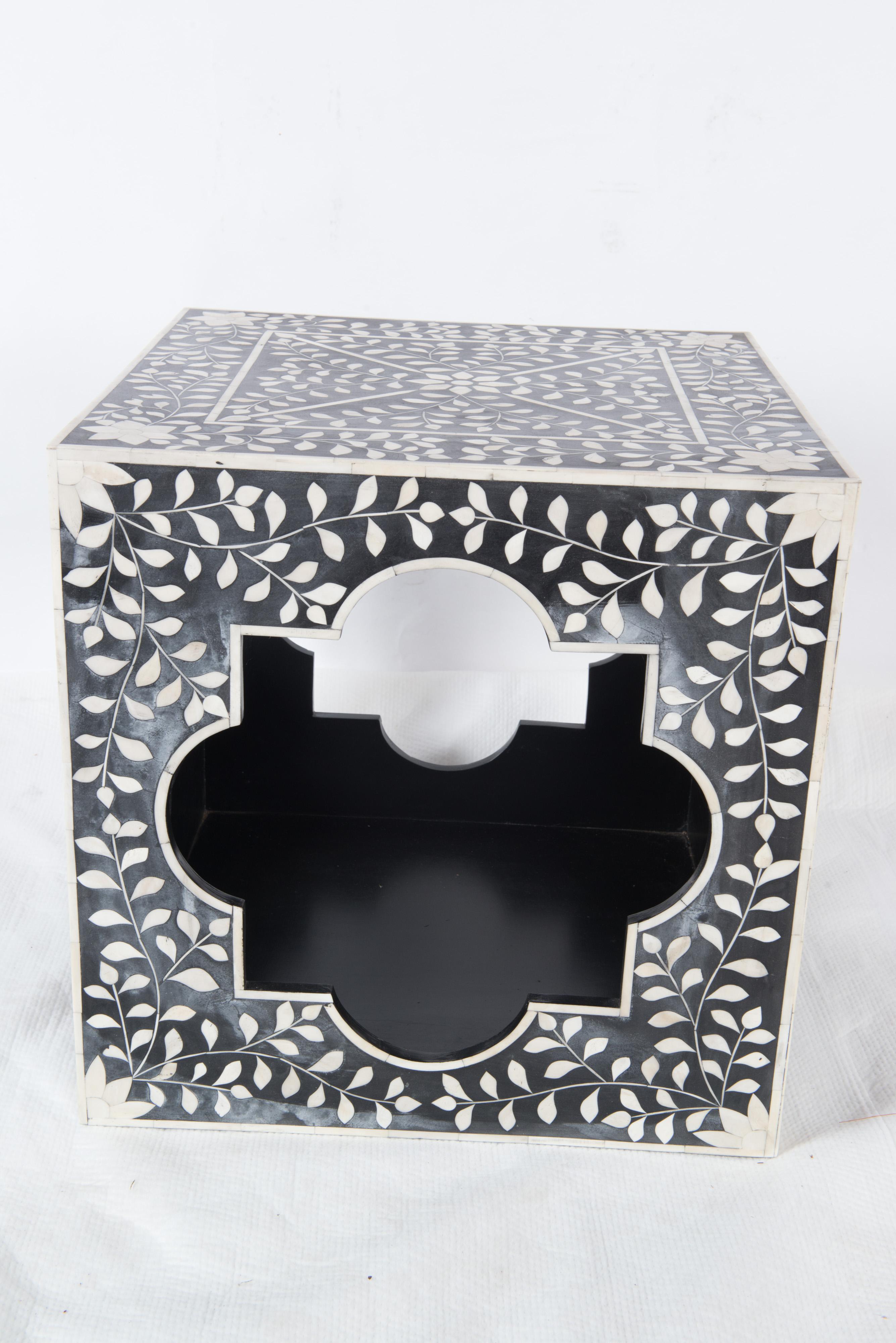 Moroccan Black and White Bone Side Table Cube In Good Condition In Stamford, CT