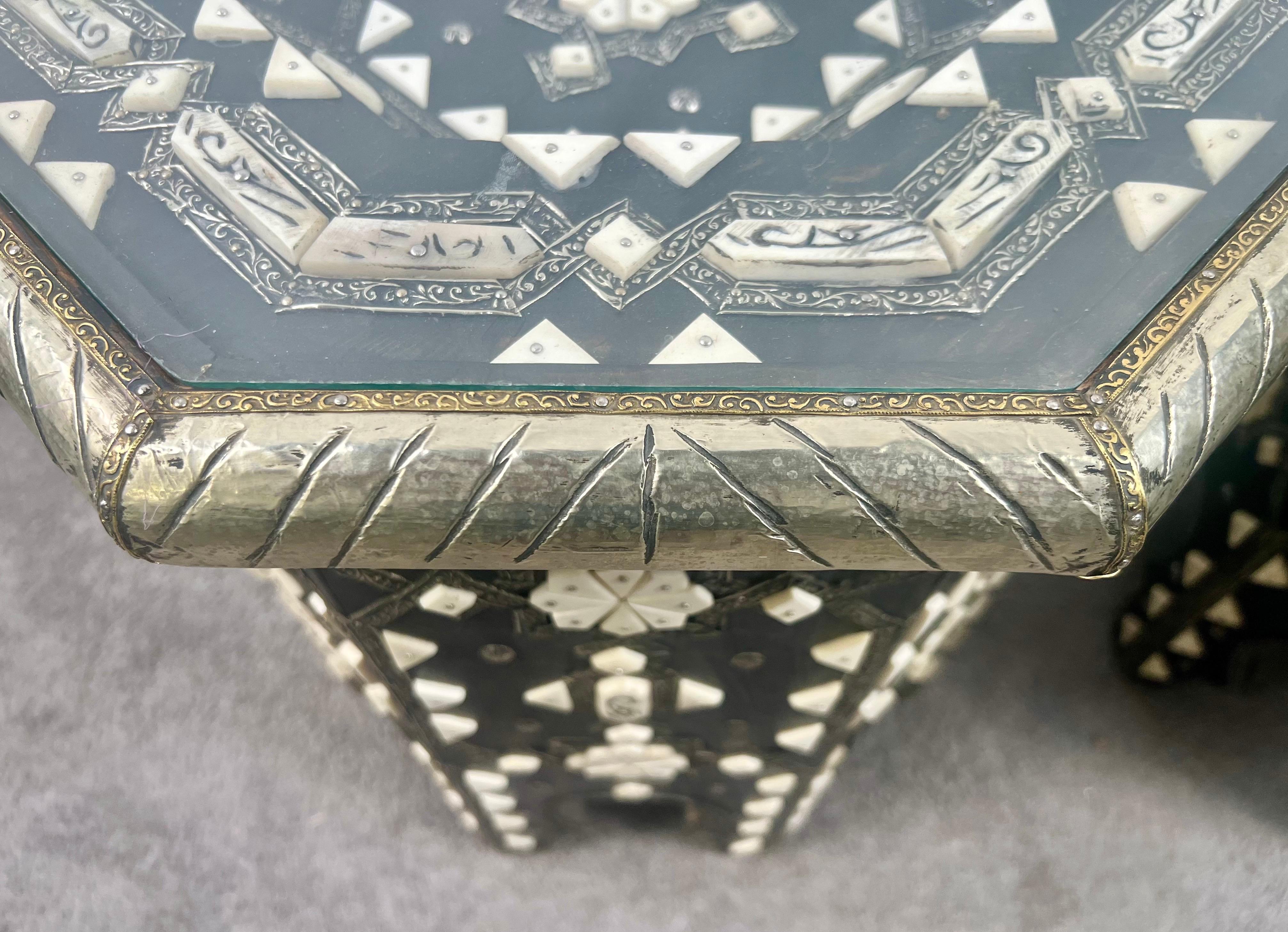 Mesa auxiliar octogonal marroquí de hueso blanco y negro con incrustaciones de filigrana, pareja en venta 3